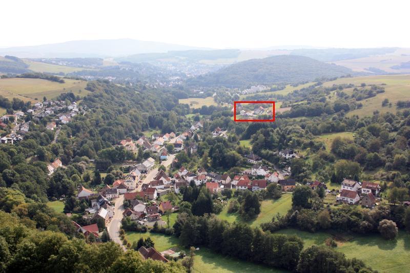 Panoramablick von Burg Lichtenberg auf Ortsgemeinde Ruthweiler; Neubaugebiet im Hintergrund im roten Kästchen ersichtlich