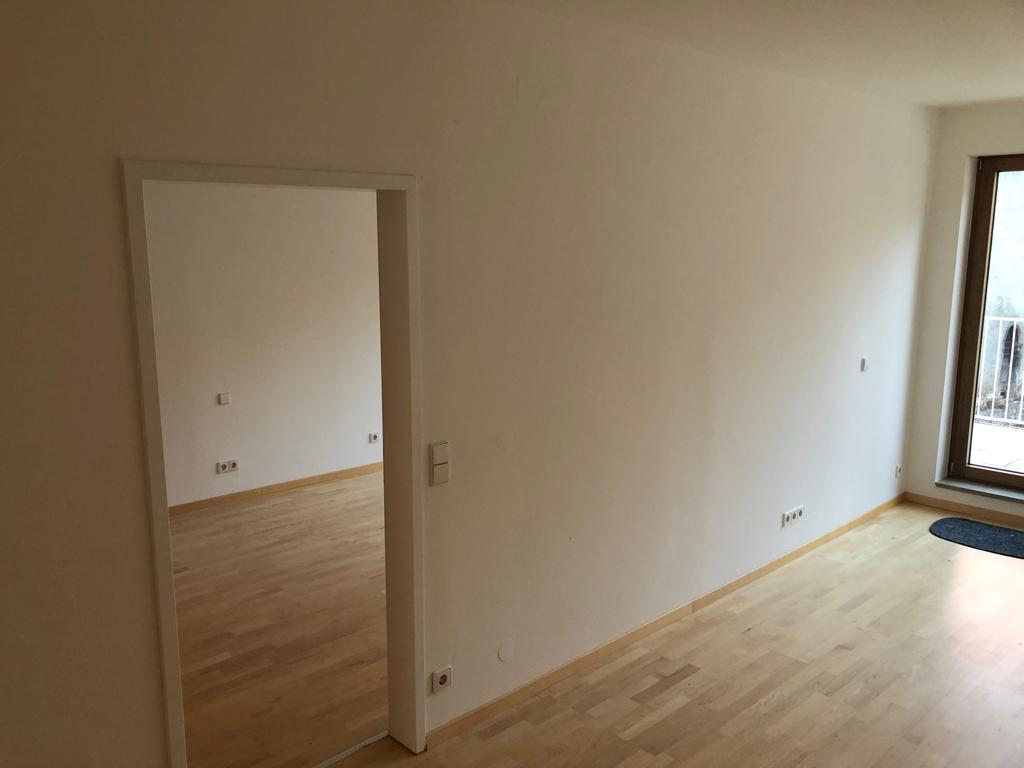 Flur + Tür zum Schlafzimmer