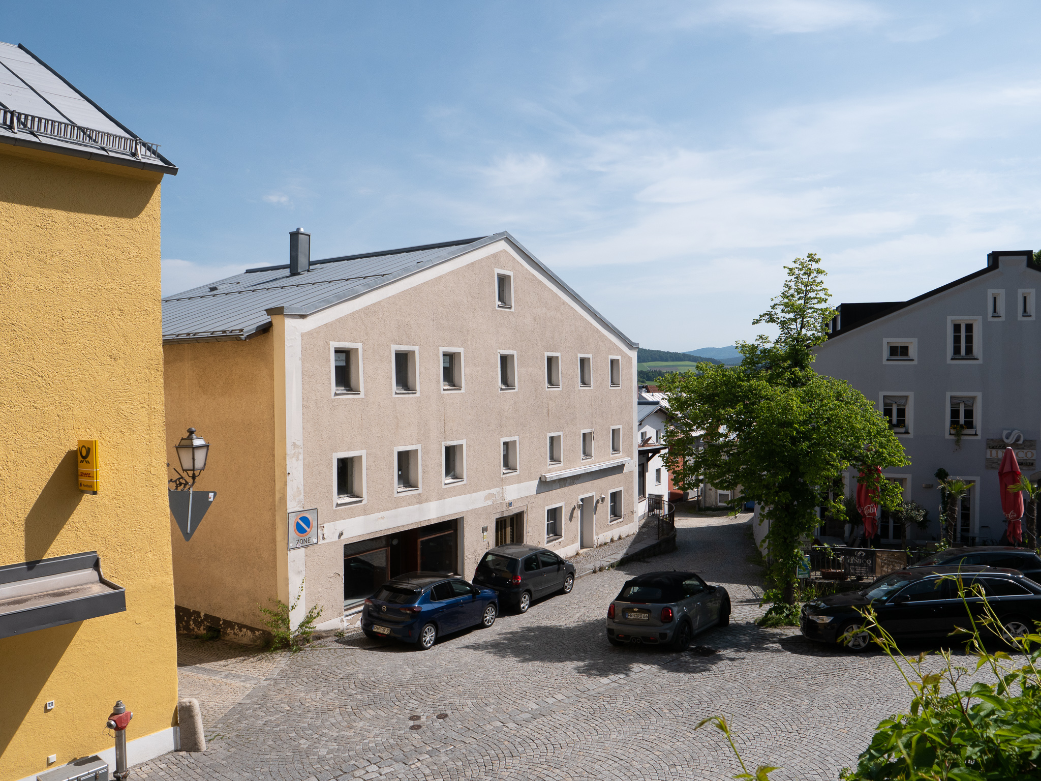 Haupthaus, rechts im Hintergrund Nebengebäude