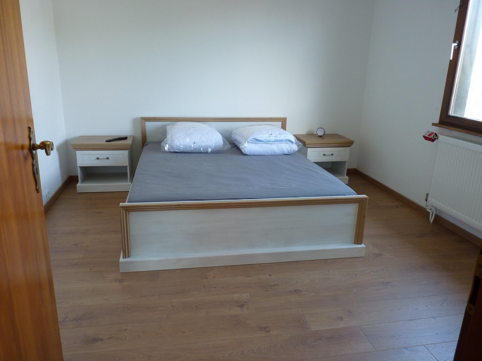 Schlafzimmer Bett.JPG