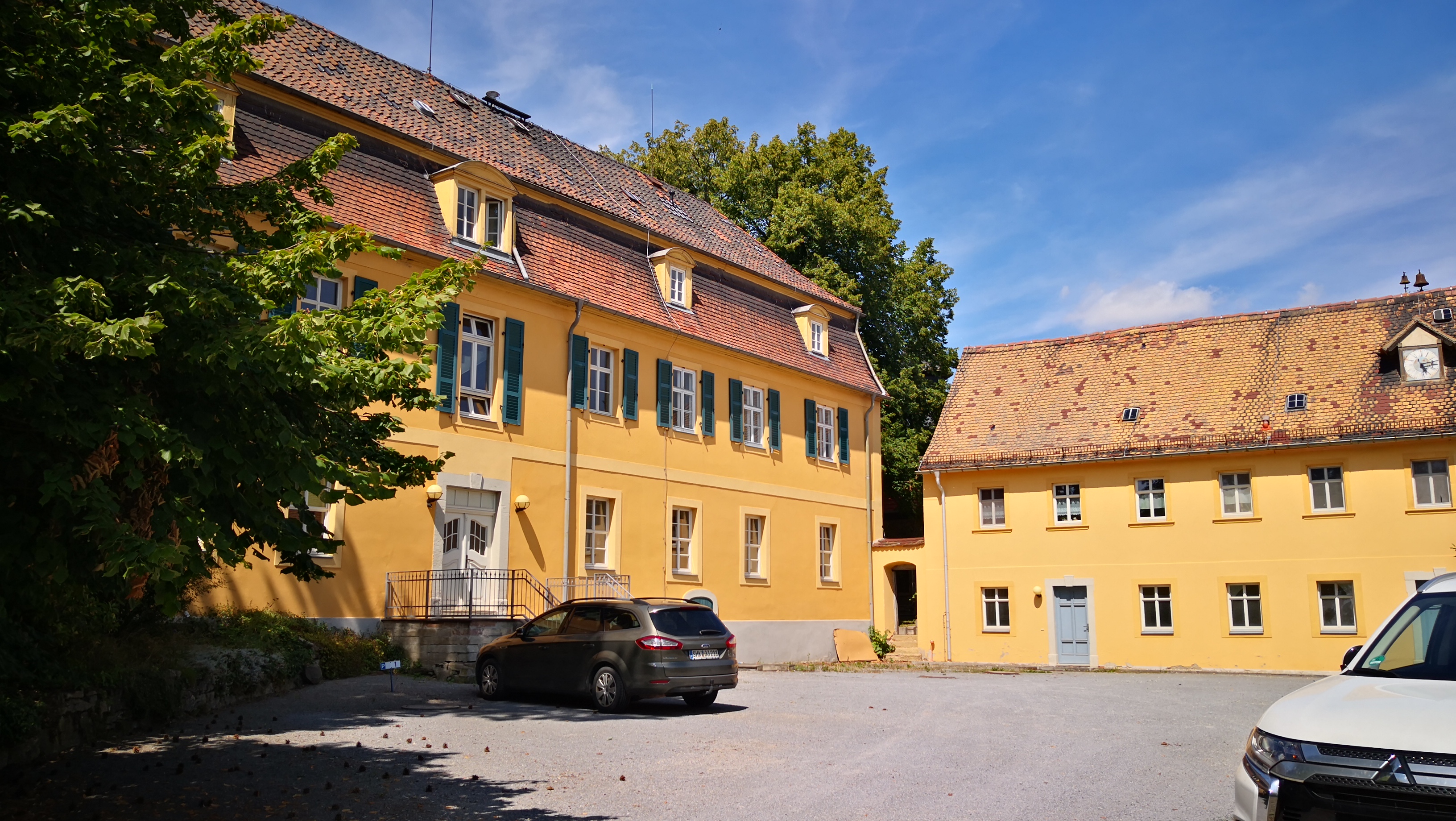 Herrenhaus mit Hof und Wohn- & Wirtschaftsgebäude