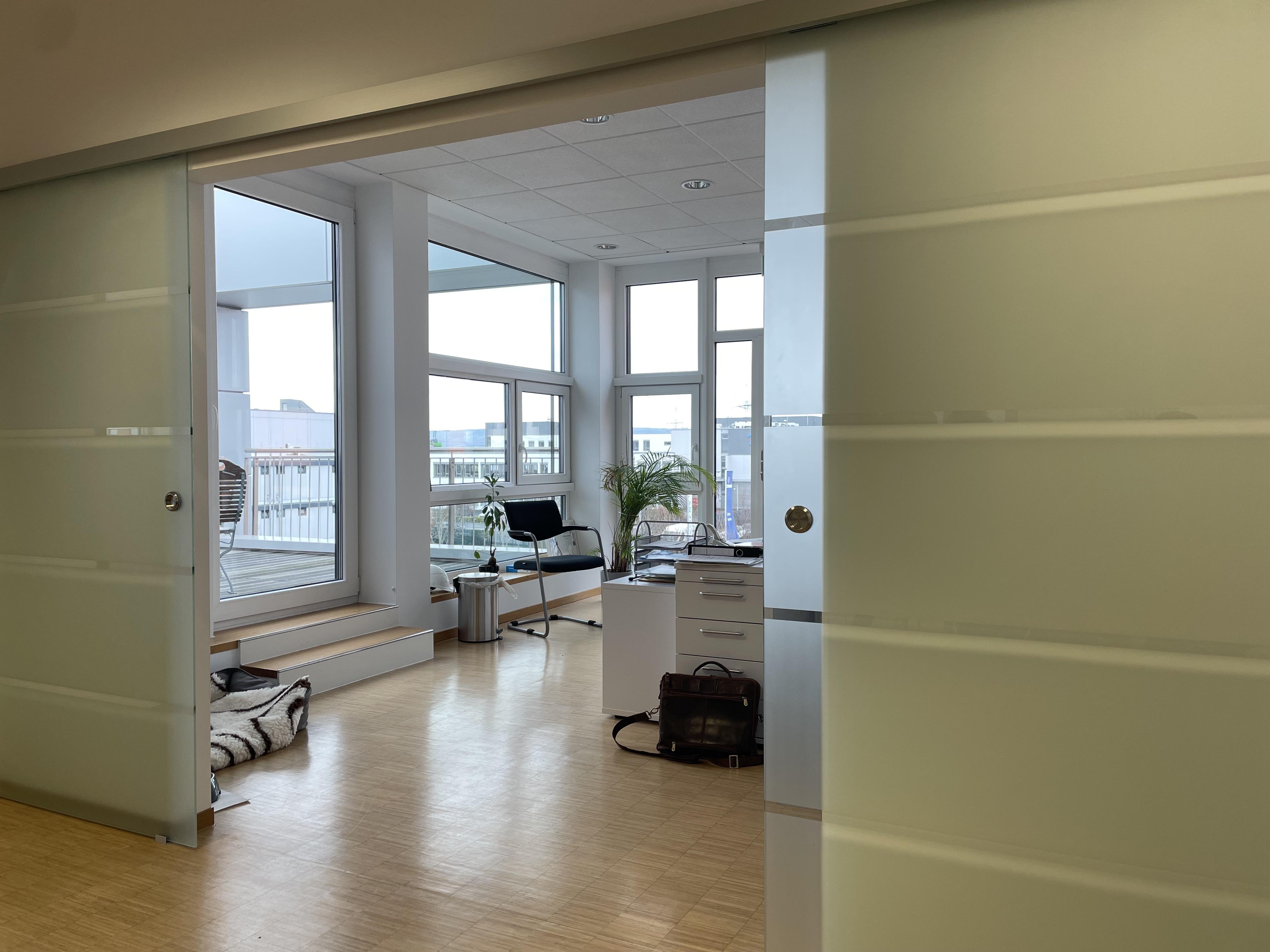 Blick in Büro 3 vom Besprechungsraum im 190 m2 Büro im 2. OG nach dem Umbau