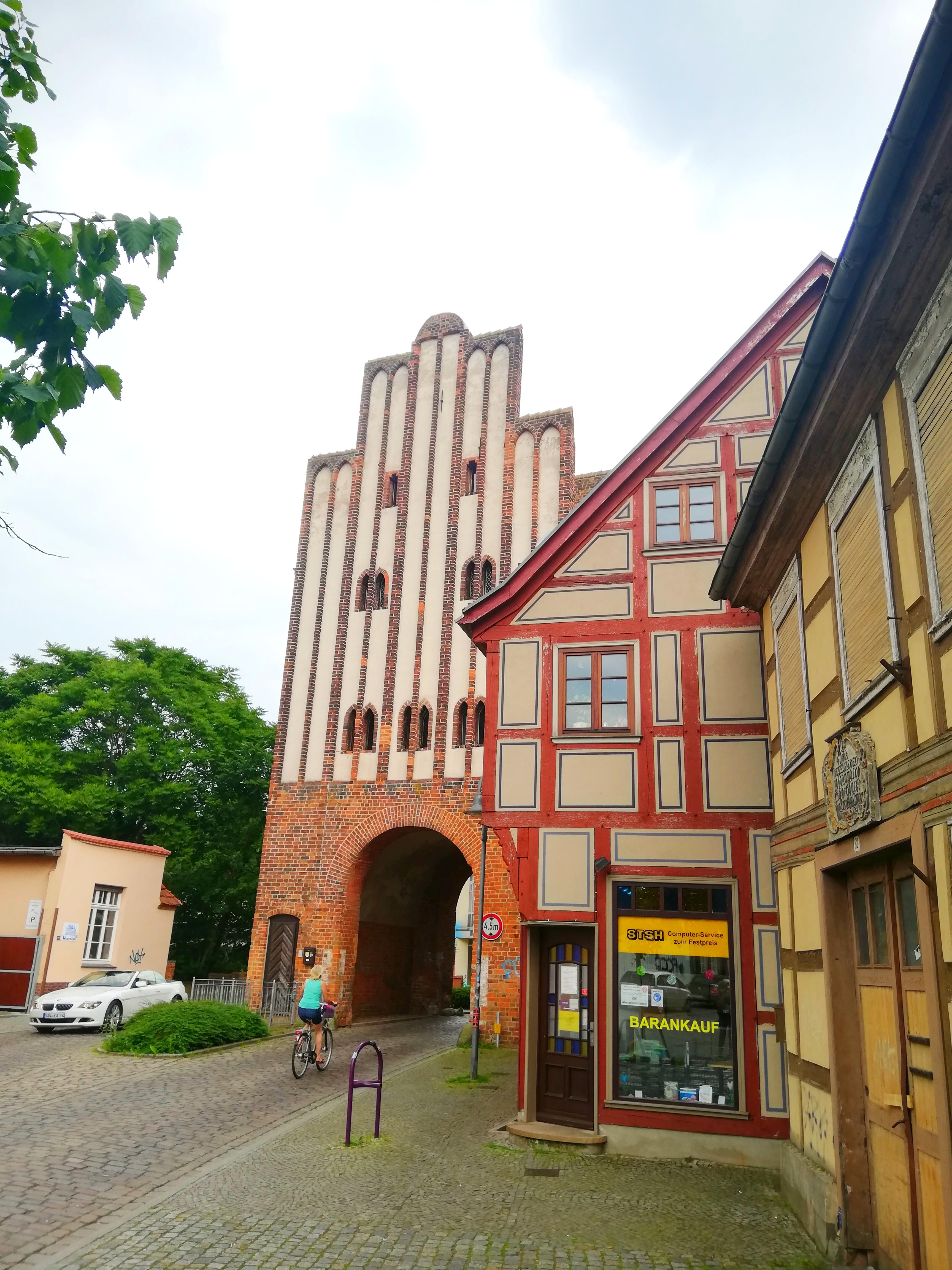 Das historische Haus befindet sich in direkter Nachbarschaft zum Neuperver Tor