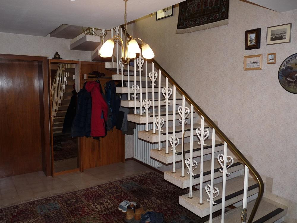 Untere Diele mit Garderobe und freischwebender Treppe zum Obergeschoß