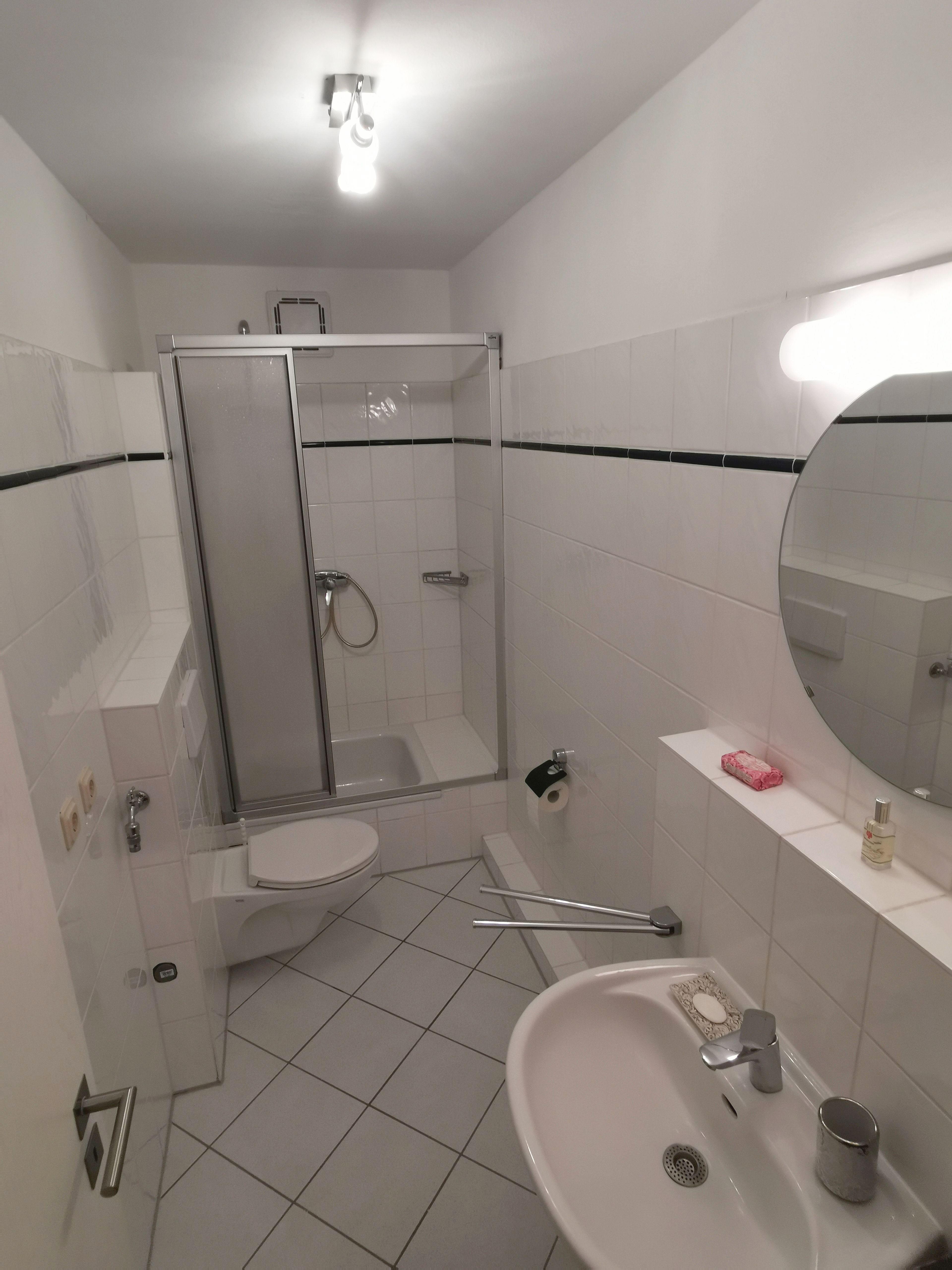 Gäste-WC mit Dusche.jpg