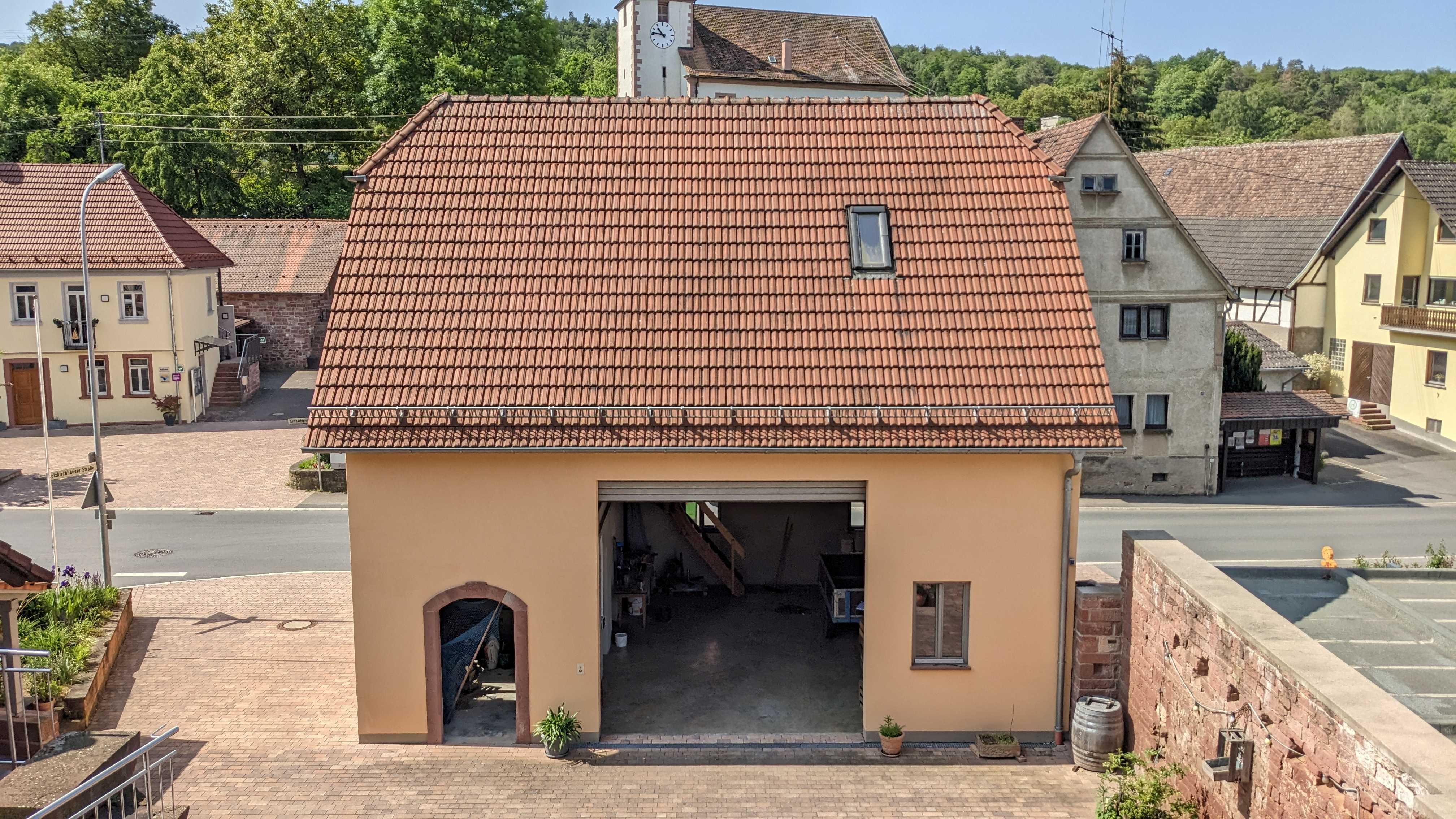 Sicht auf die Halle vom Haus aus