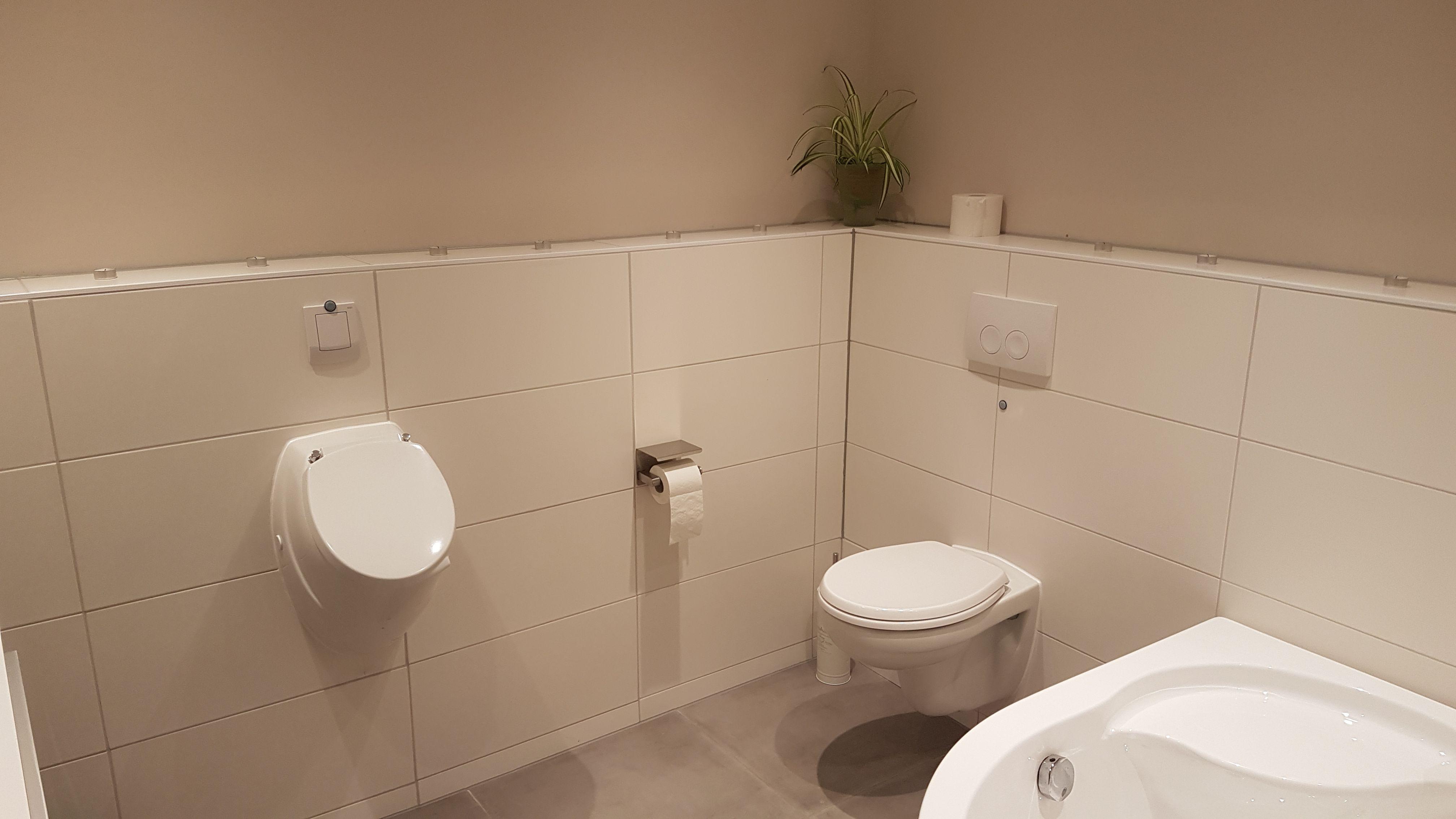 Wannenbad mit WC, Urinal und Waschbecken.jpg