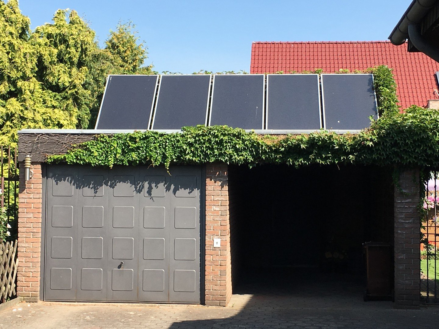 Garage mit Solaranlage