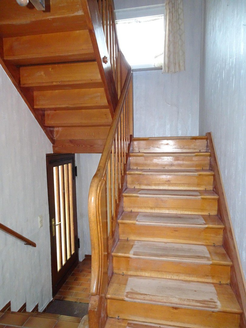 Haustür und Treppenaufgang