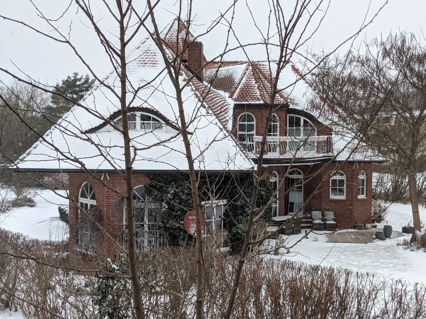 Haus mit Terrasse im Schnee