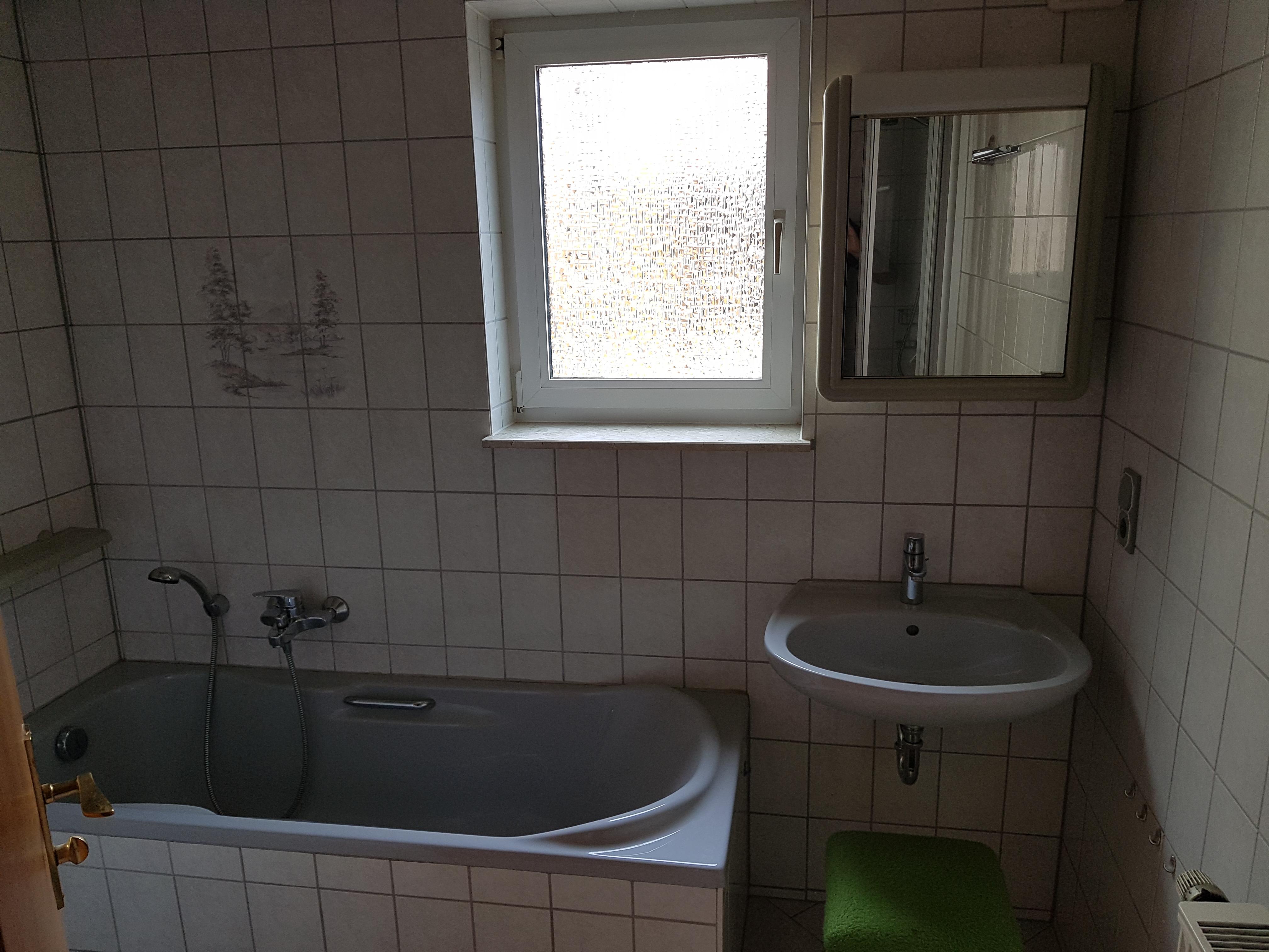 EG: Badezimmer mit Wanne und Dusche