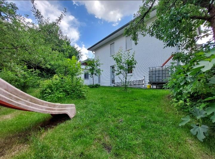 Hintergarten mit Rutsche und Schaukel 