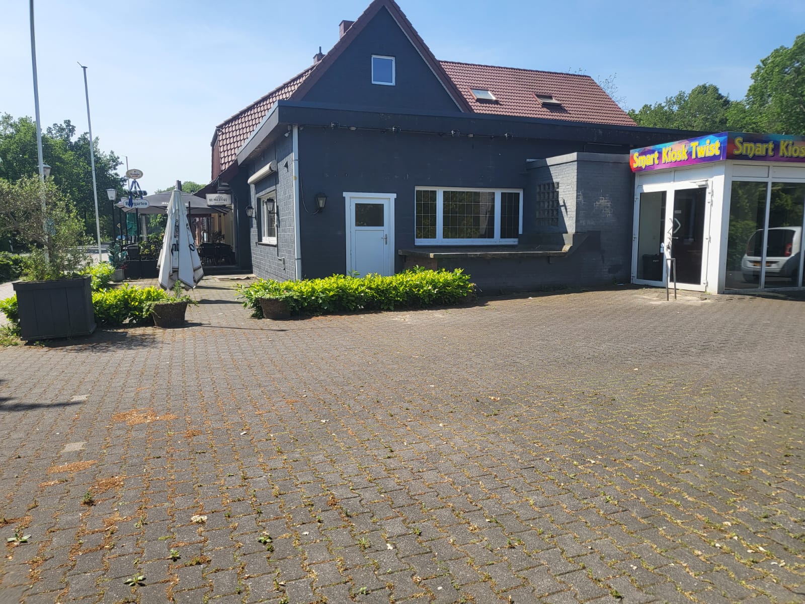 Voransicht mit Parkplatz