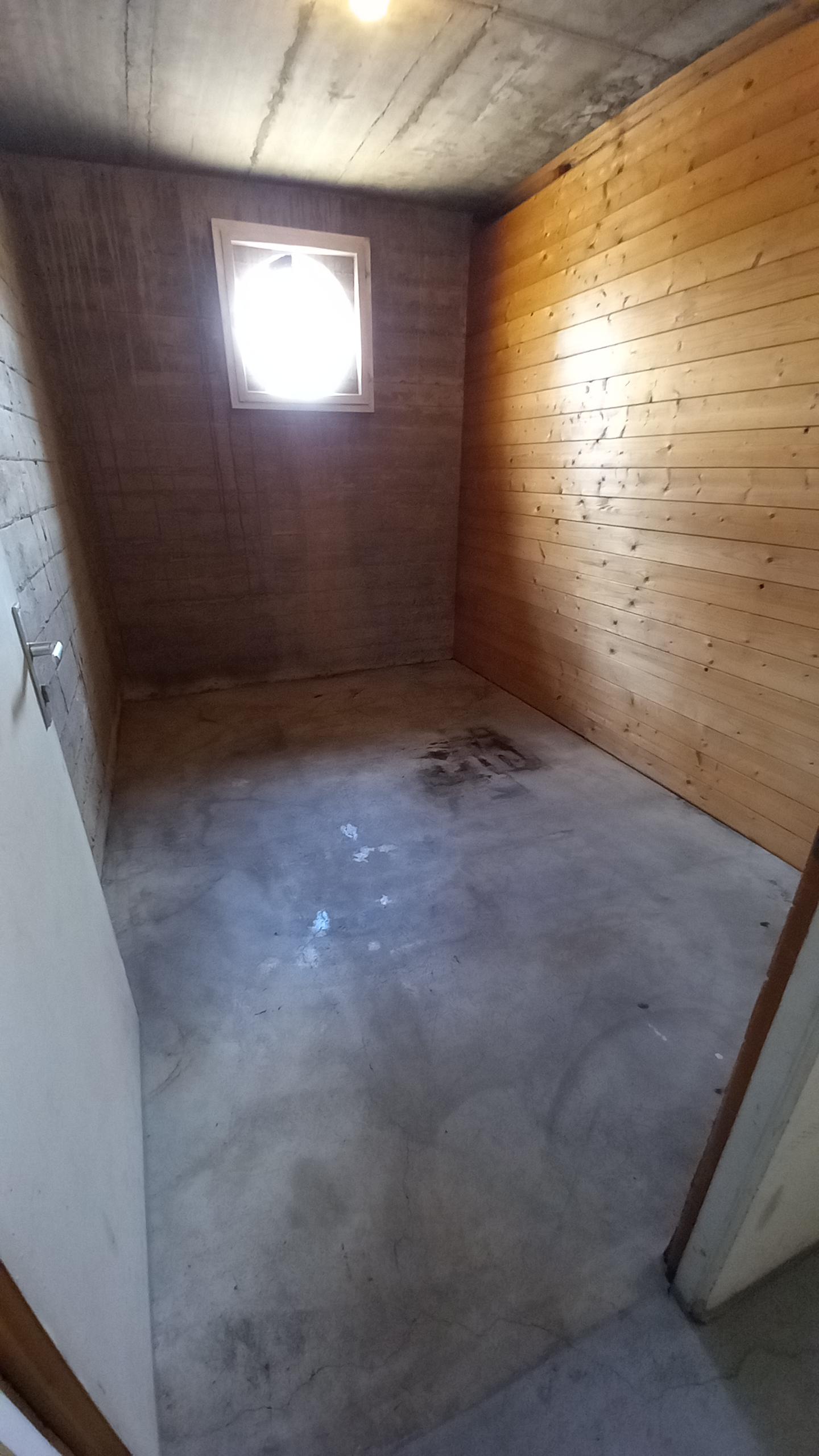 Kellerraum mit Fenster und Holzverkleidung.jpg