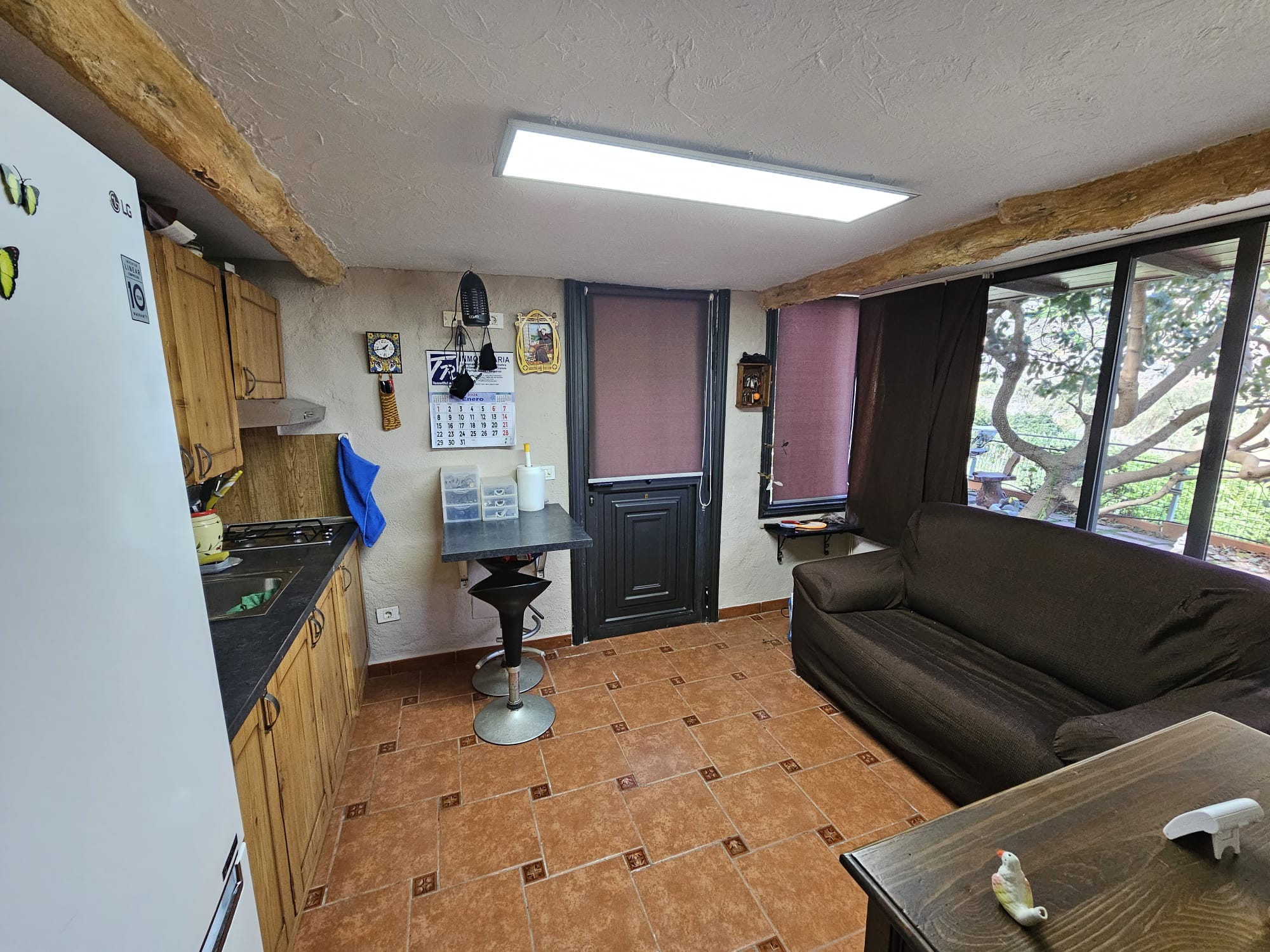 2 Wohnzimmer mit Küche 2.jpeg