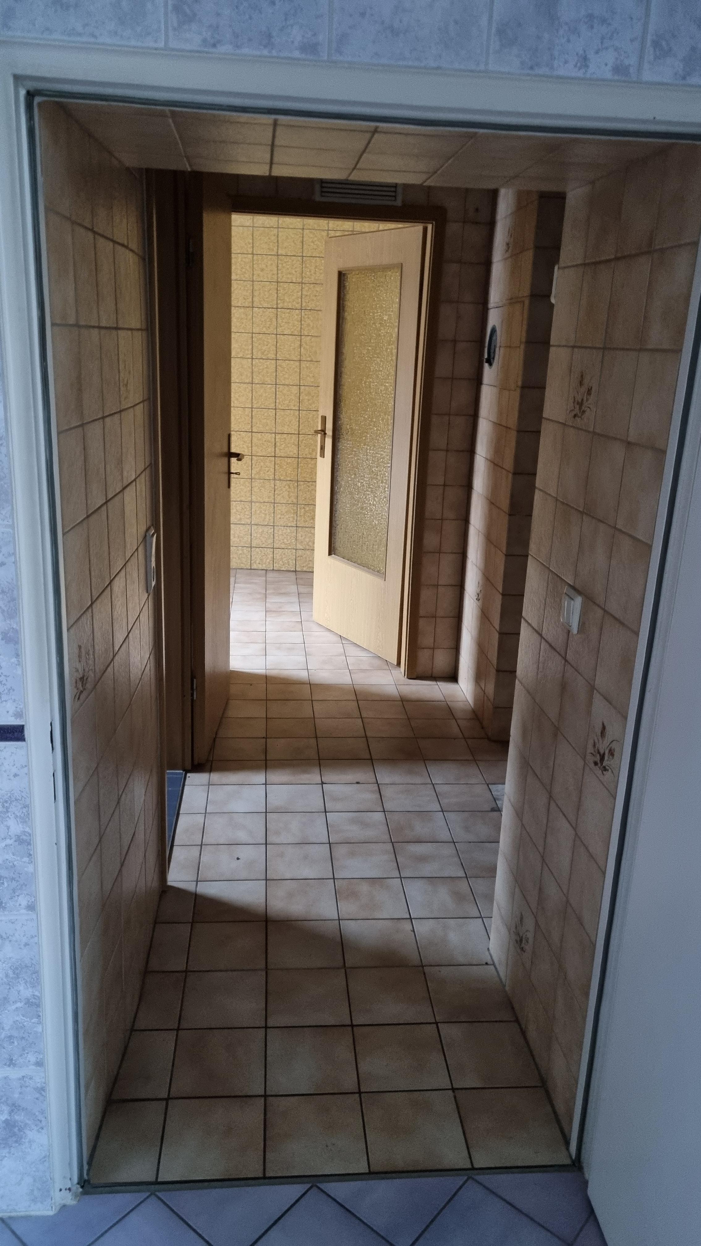 Durchgang zur Terrasse bzw. Raum für Waschmaschine.jpg