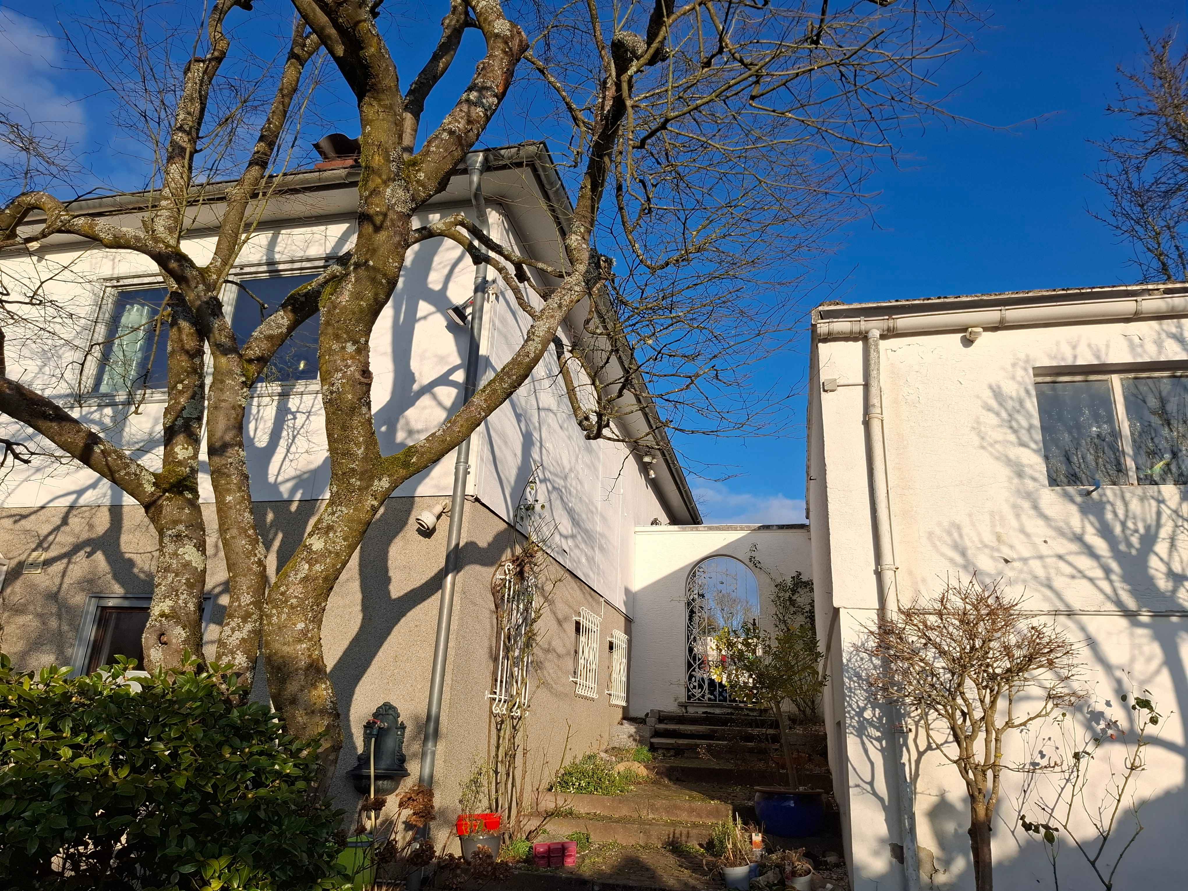 Seitenansicht mit Aufgang vom Garten zur Garage 11zon.jpeg