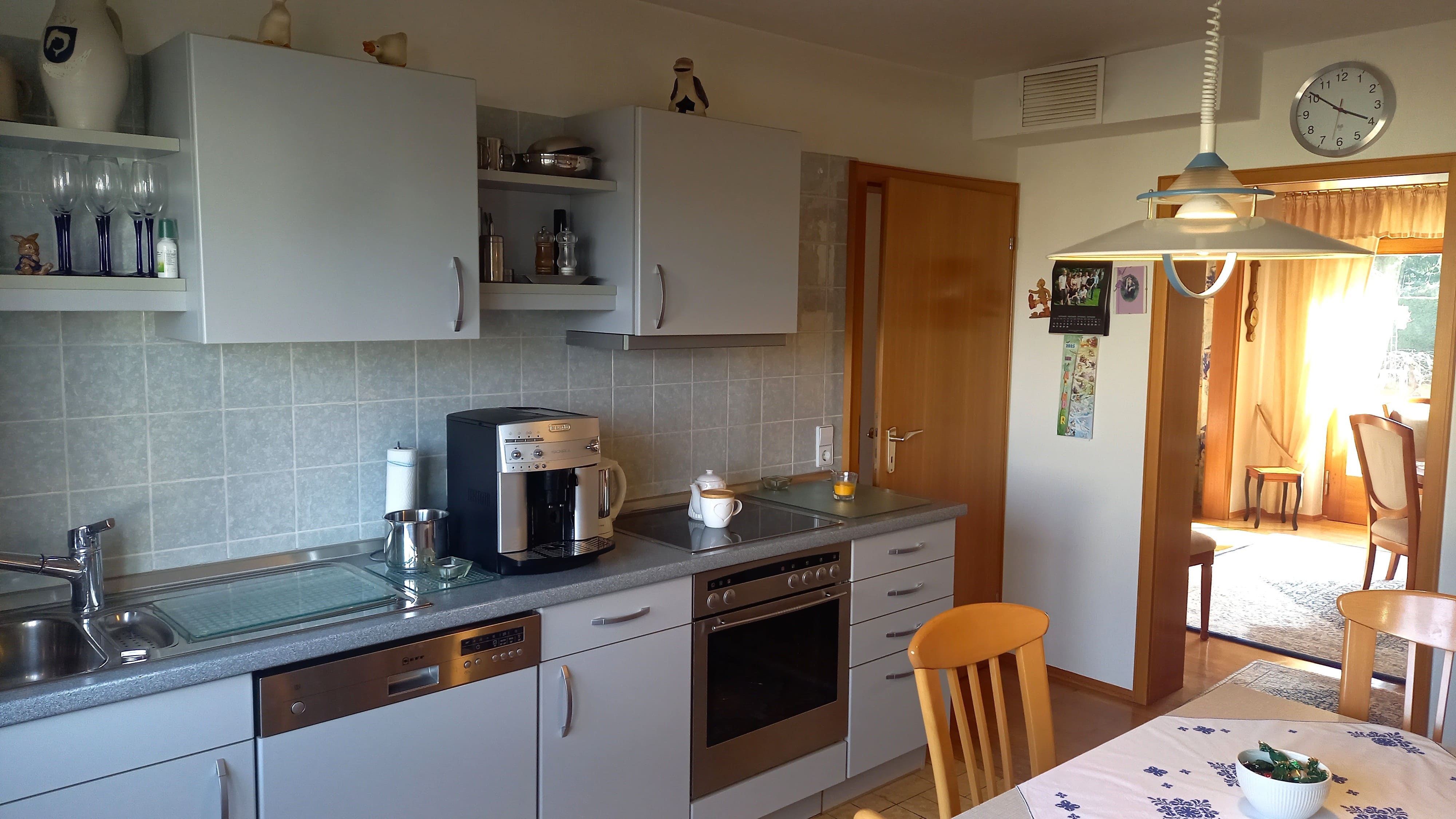 Küche mit Blick ins Esszimmer.jpg