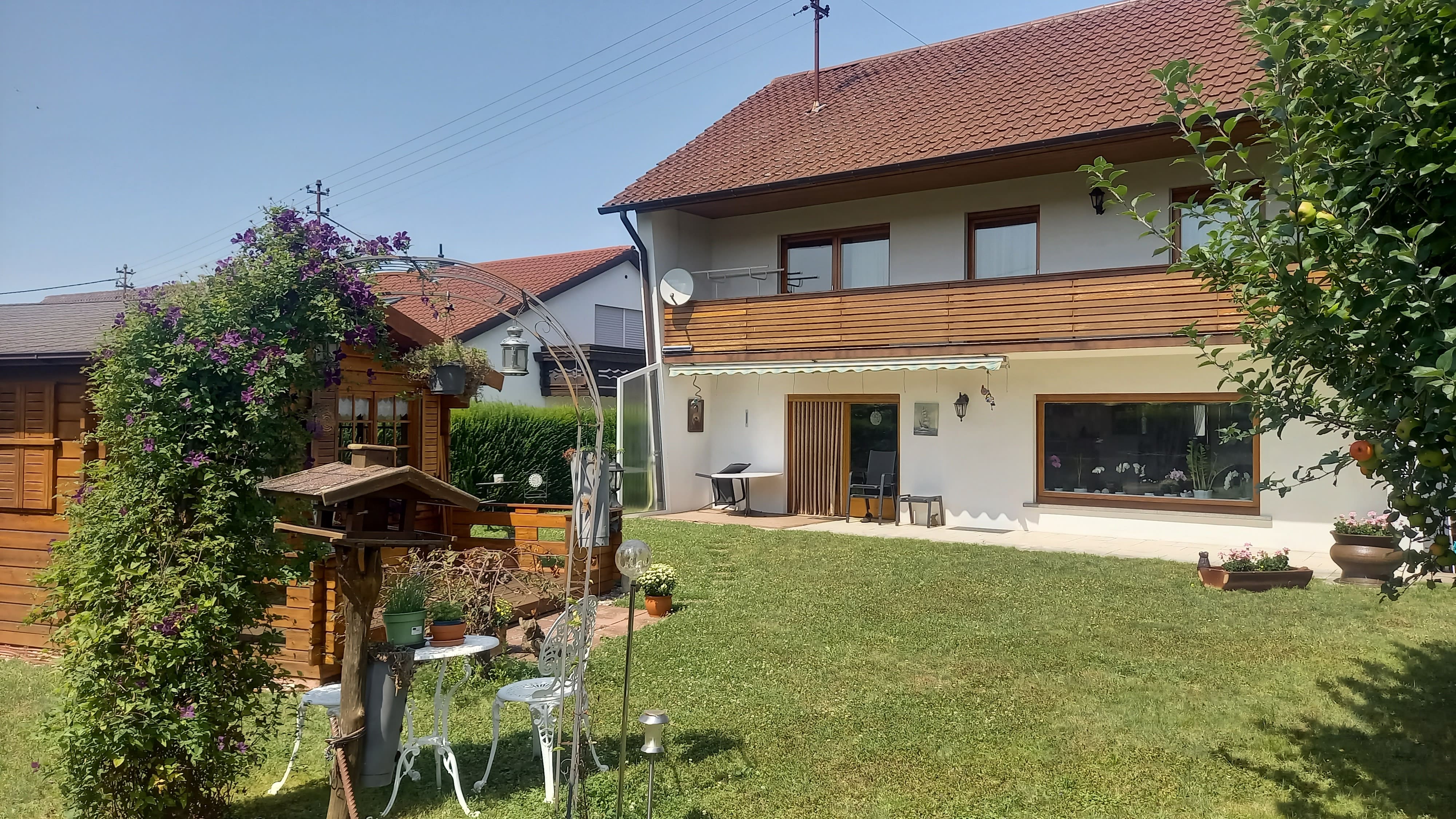 Haus Suedseite mit Gartenhaus.jpg