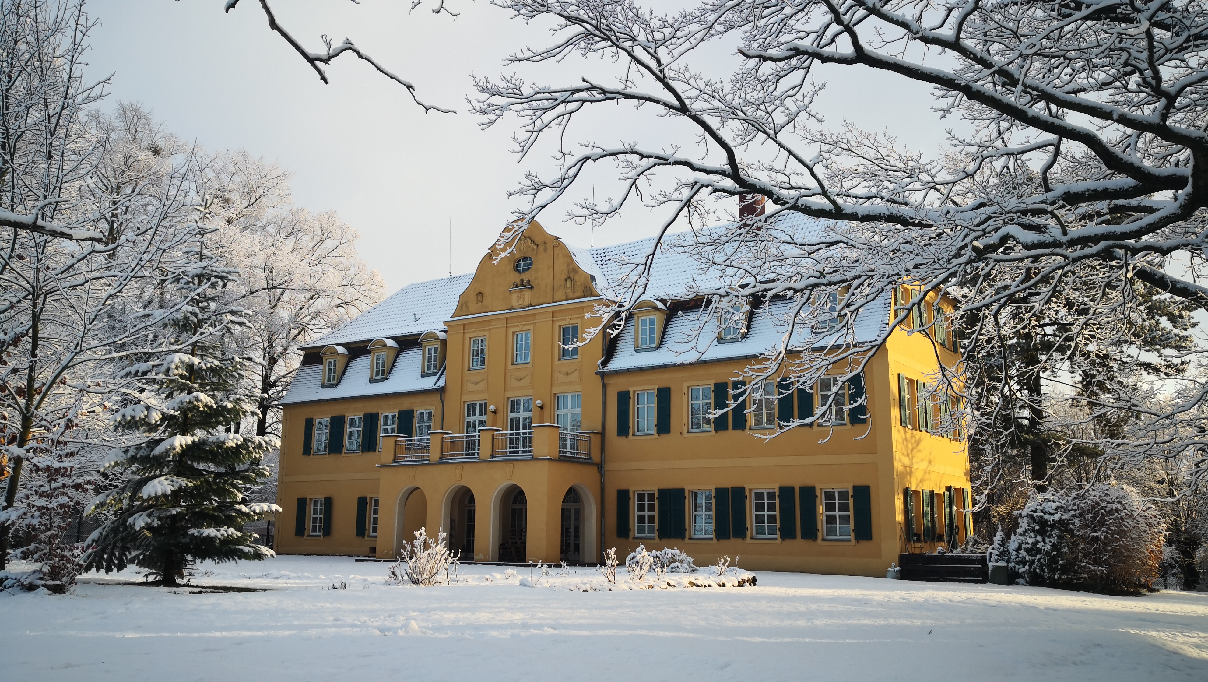 Herrenhaus (Blick vom Park im Winter)