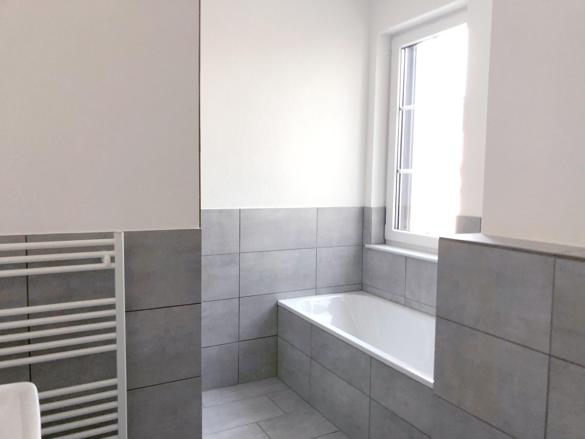 Bad mit begehbarer Dusche und Badewanne.jpeg