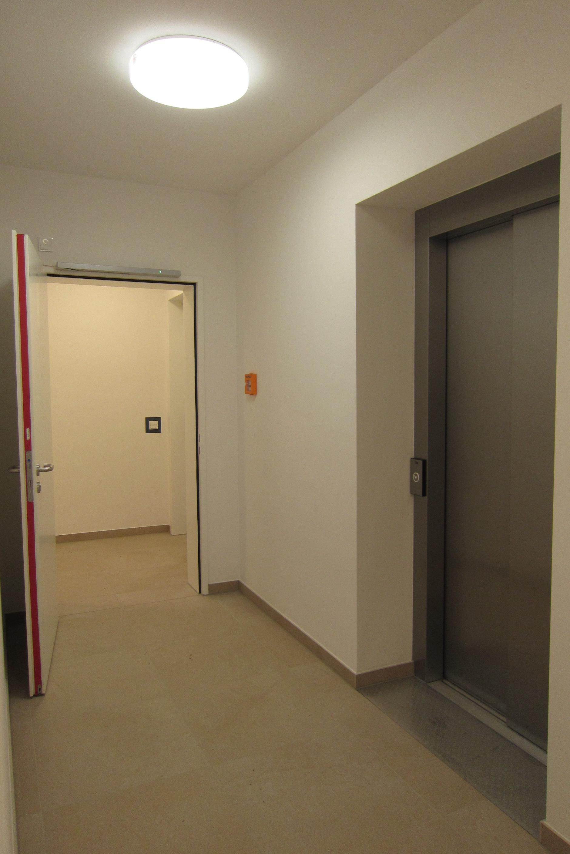Etage Aufzug vor Wohnung.JPG