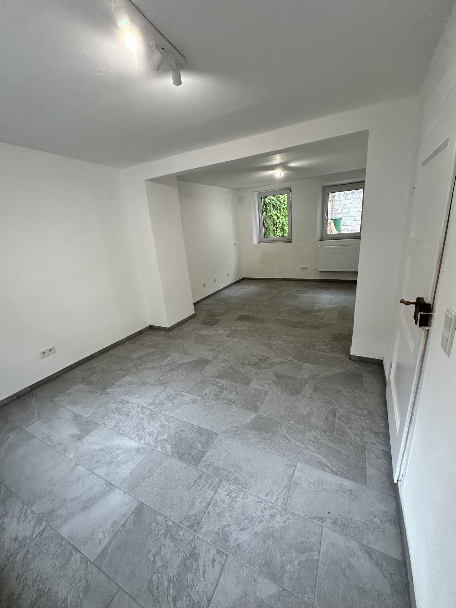 2025-07-20 EG Küche Blickrichtung Hof Foto 2.JPEG