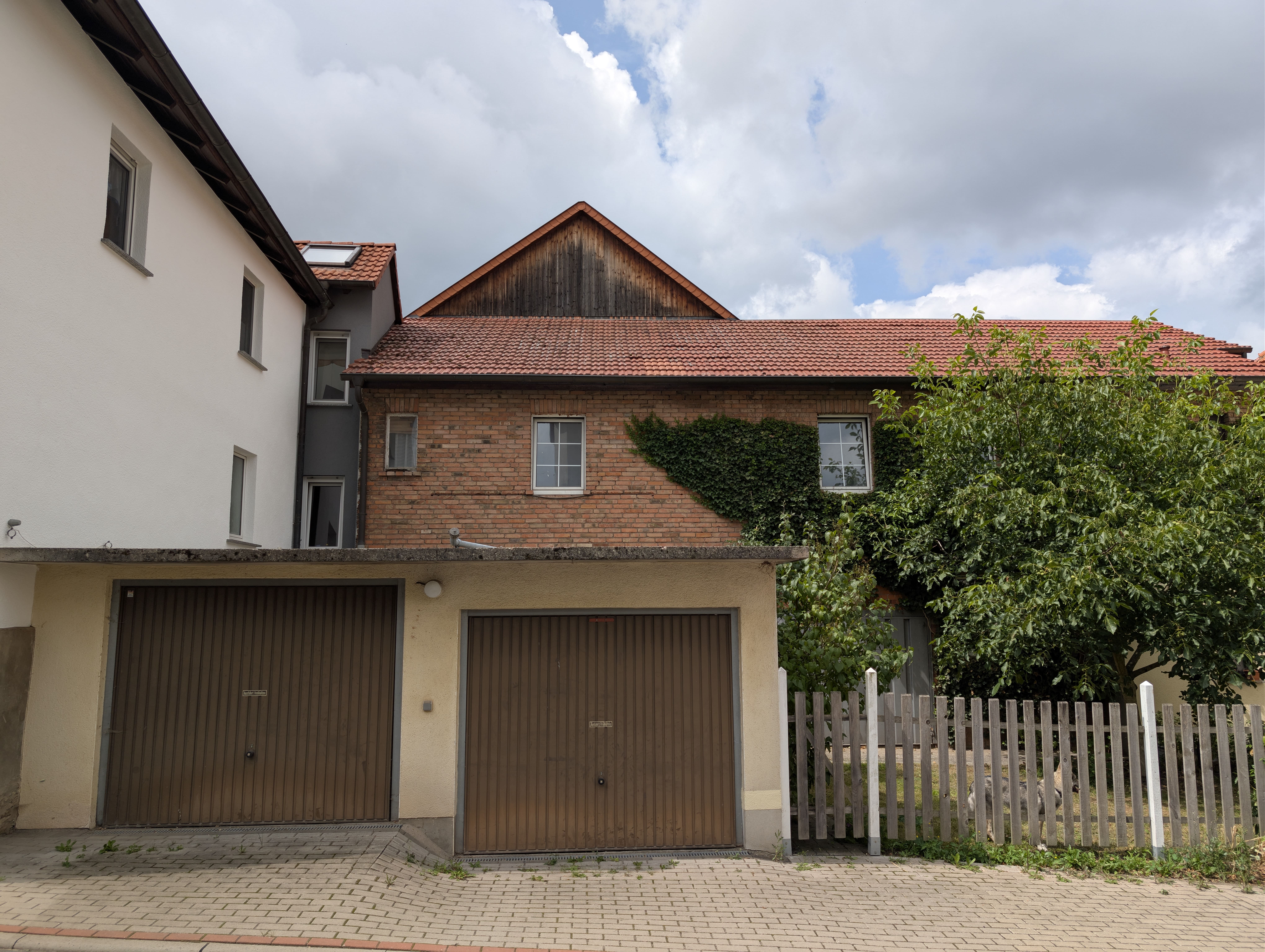 3 - Garagen und Nebenhaus.jpg
