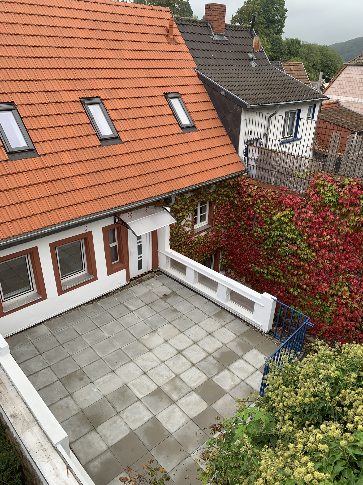 2025-09-26 Terrasse und Hof Foto 1.JPEG