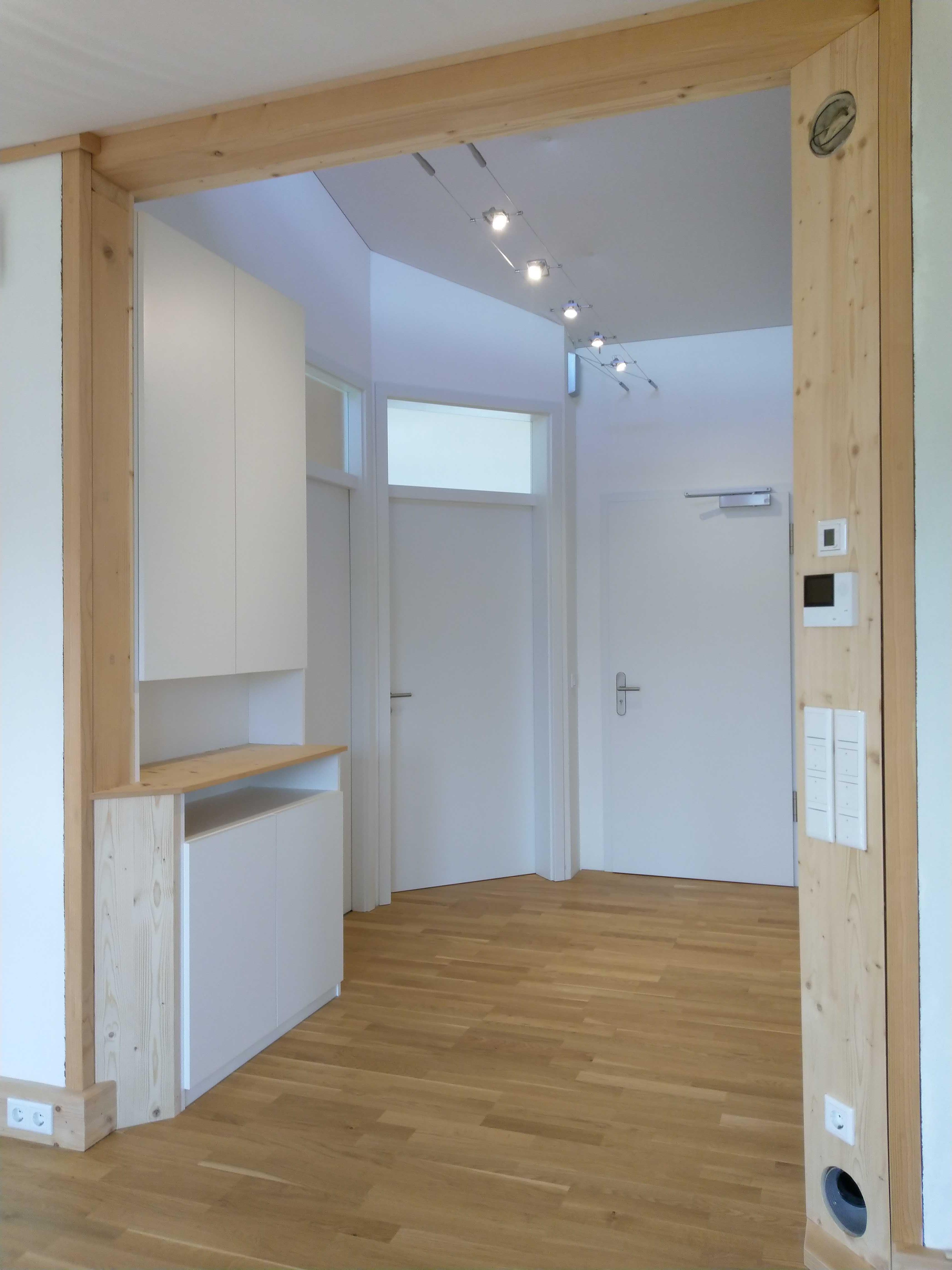 3 Kompakter Flur mit Garderobe und Einbauschränken