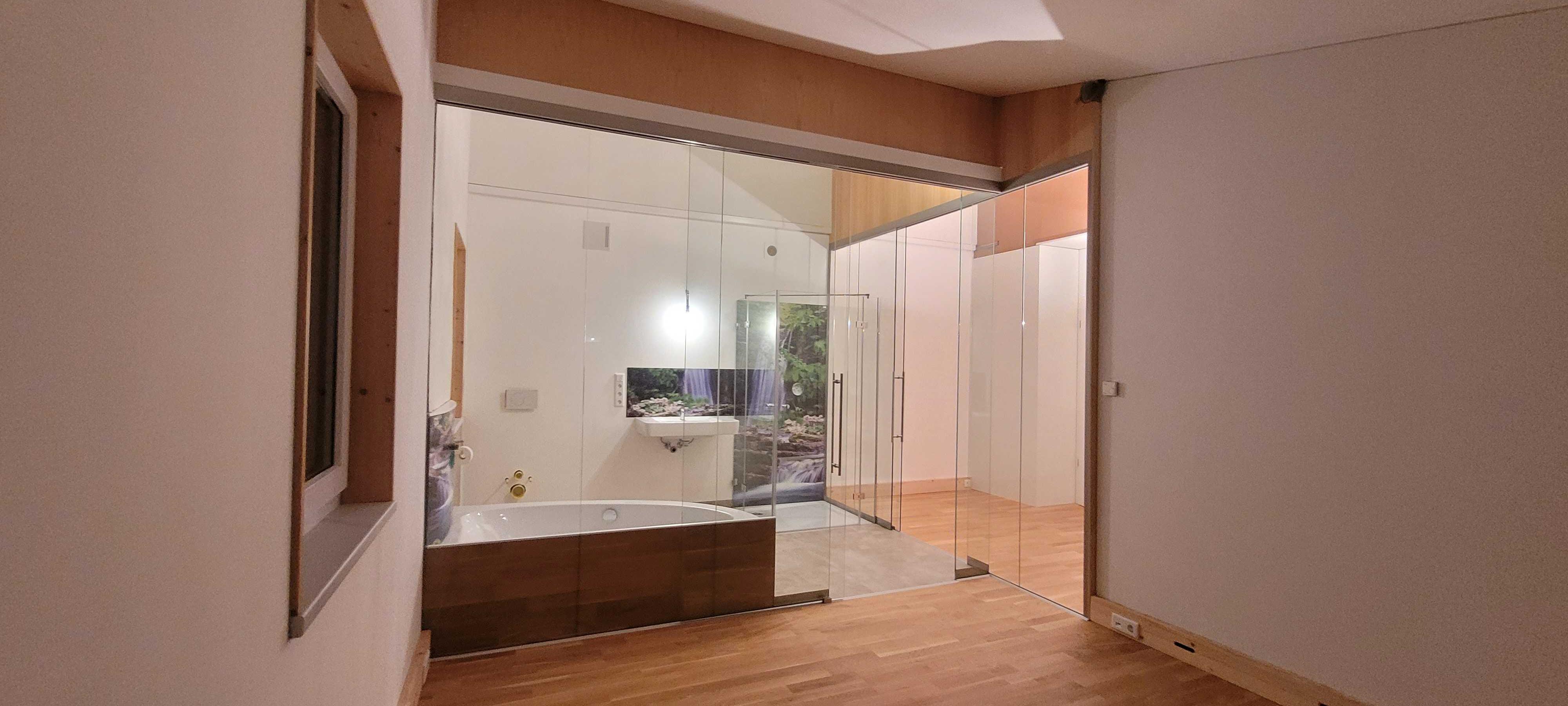 7 Suitebereich: Blick von Schlafen1 zum Bad1 und zur Umkleide (Glaswände)