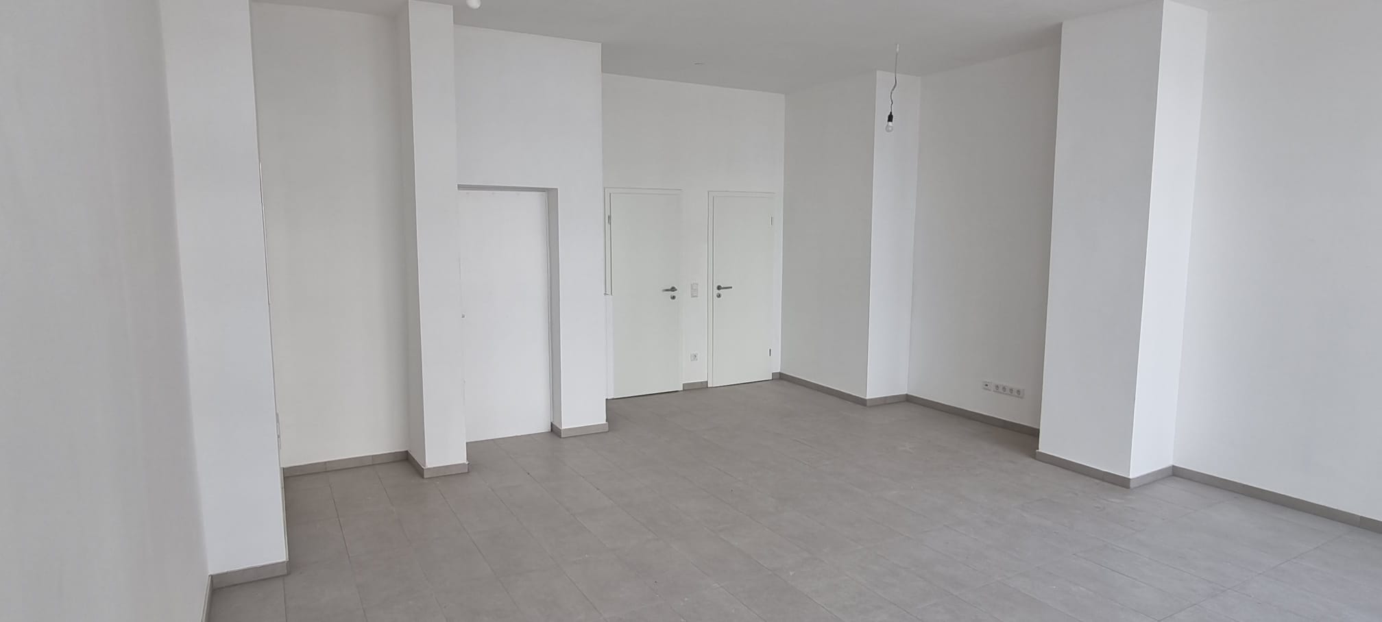 Ladenlokal - Innenansicht von Eingangstür