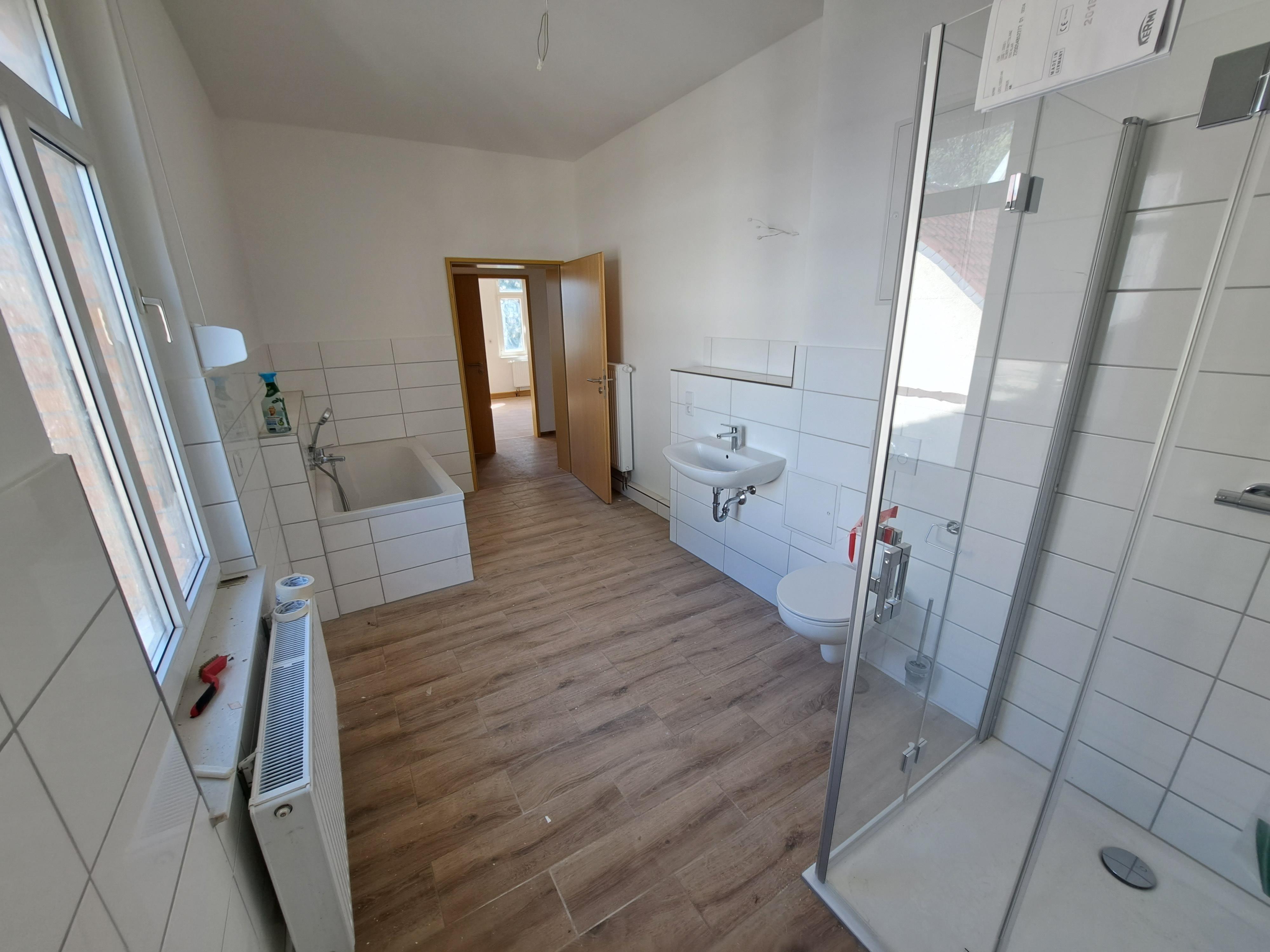 Badezimmer mit Wanne und Dusche