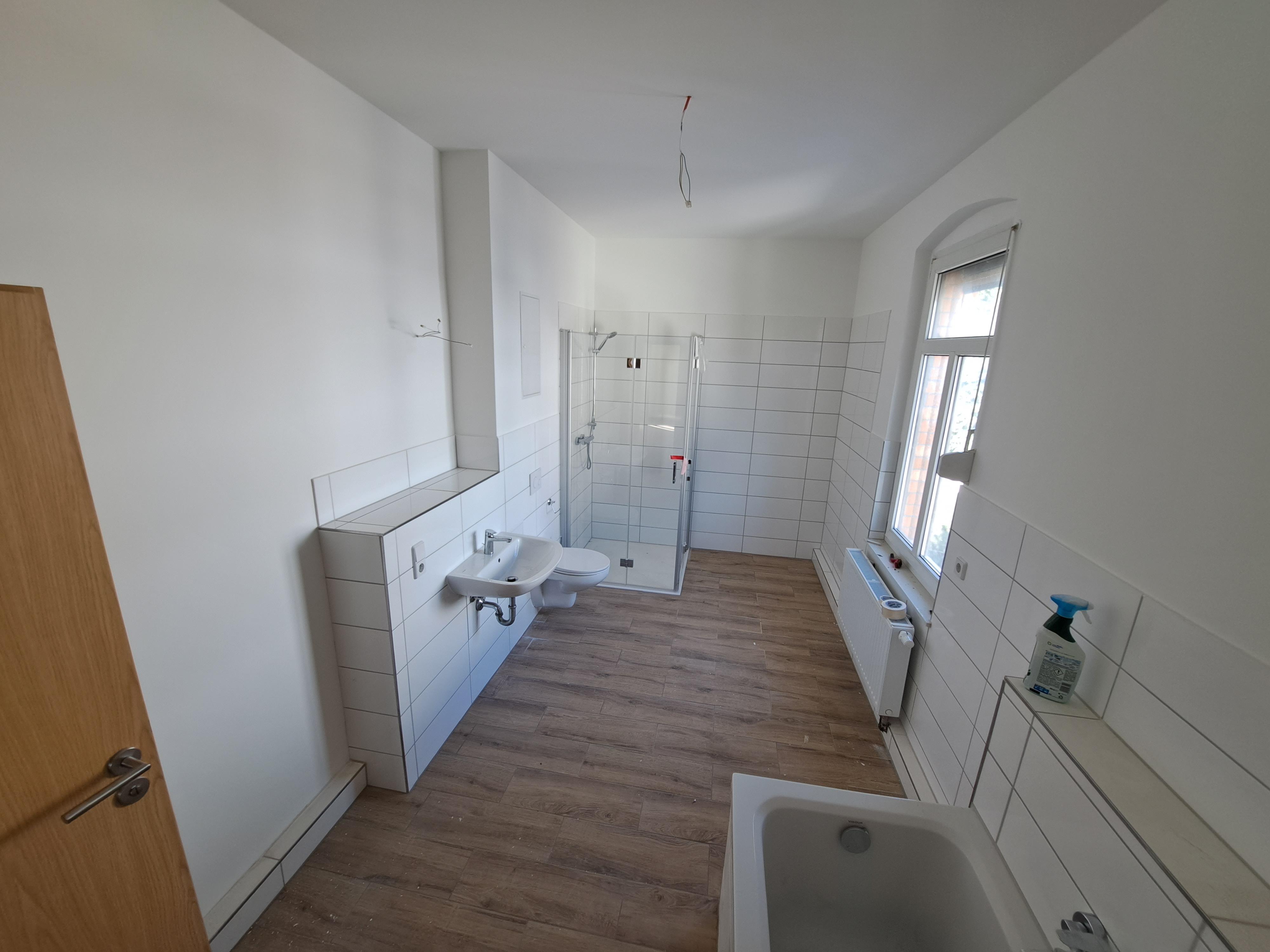 Badezimmer mit Wanne und Dusche