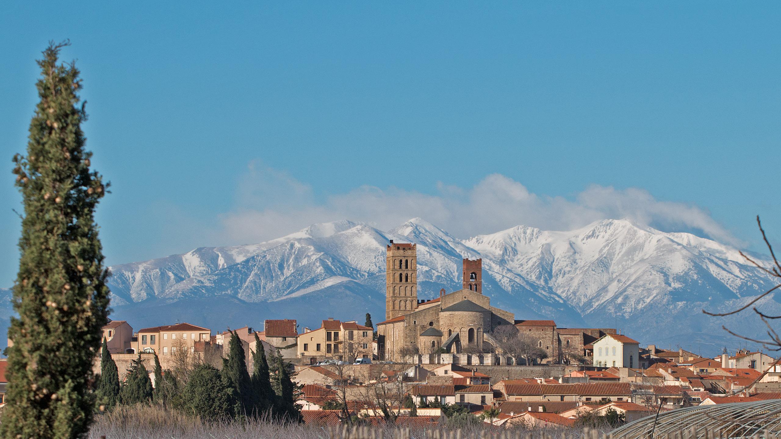 Das Kloster mit Kathedrale von Elne mit Canigou im Hintergrund