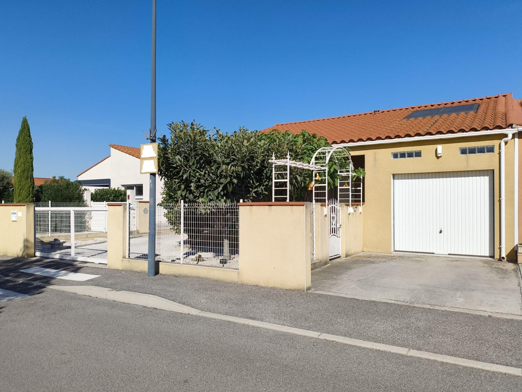 Südansicht mit vorderer Garage und großes Rolltor für Zufahrt zur hinteren Garage+Garten