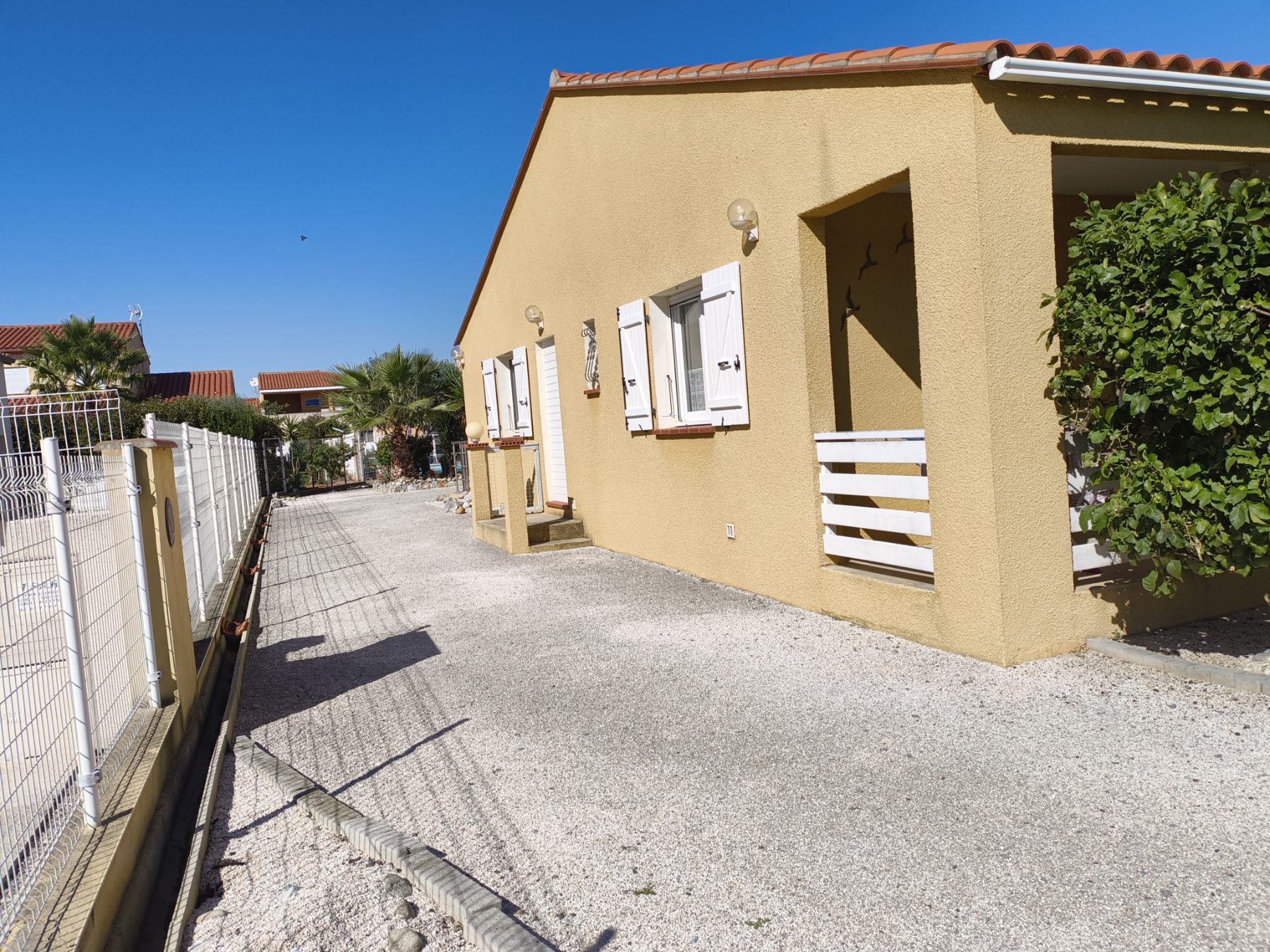 Westansicht mit viel Platz für 8 PKW´s oder Wohnwagen, Wohnmobil oder Bootsanhänger