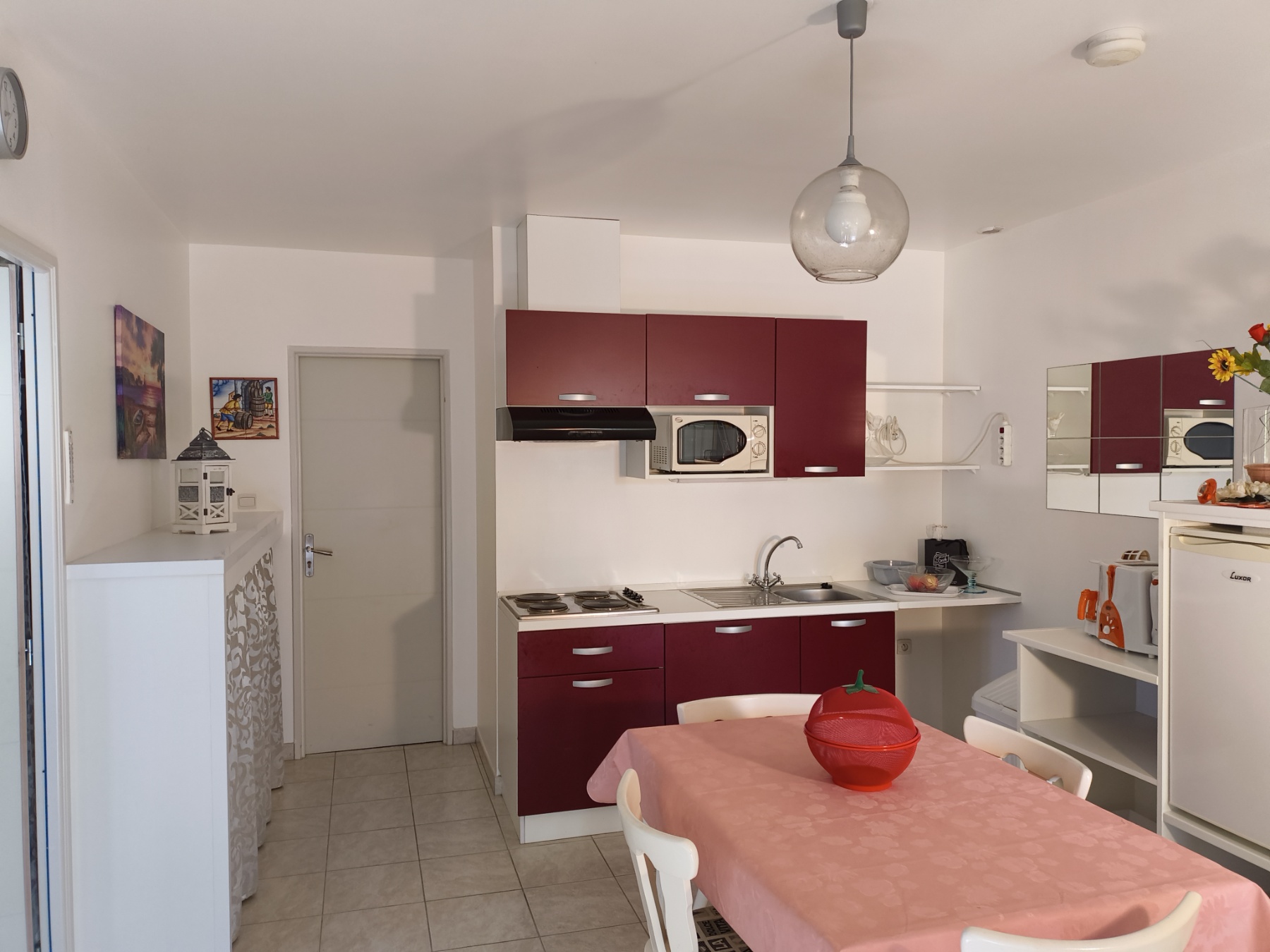 Vordere Küche im kleinen Appartement und zusätzlichem Klappbett auf der linken Seite