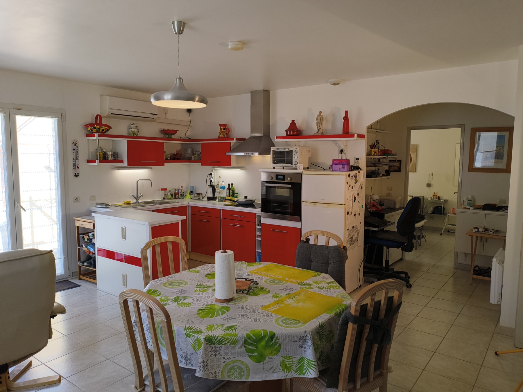 Hintere Küche im großen Appartement mit Blick ins hintere Schlafzimmer