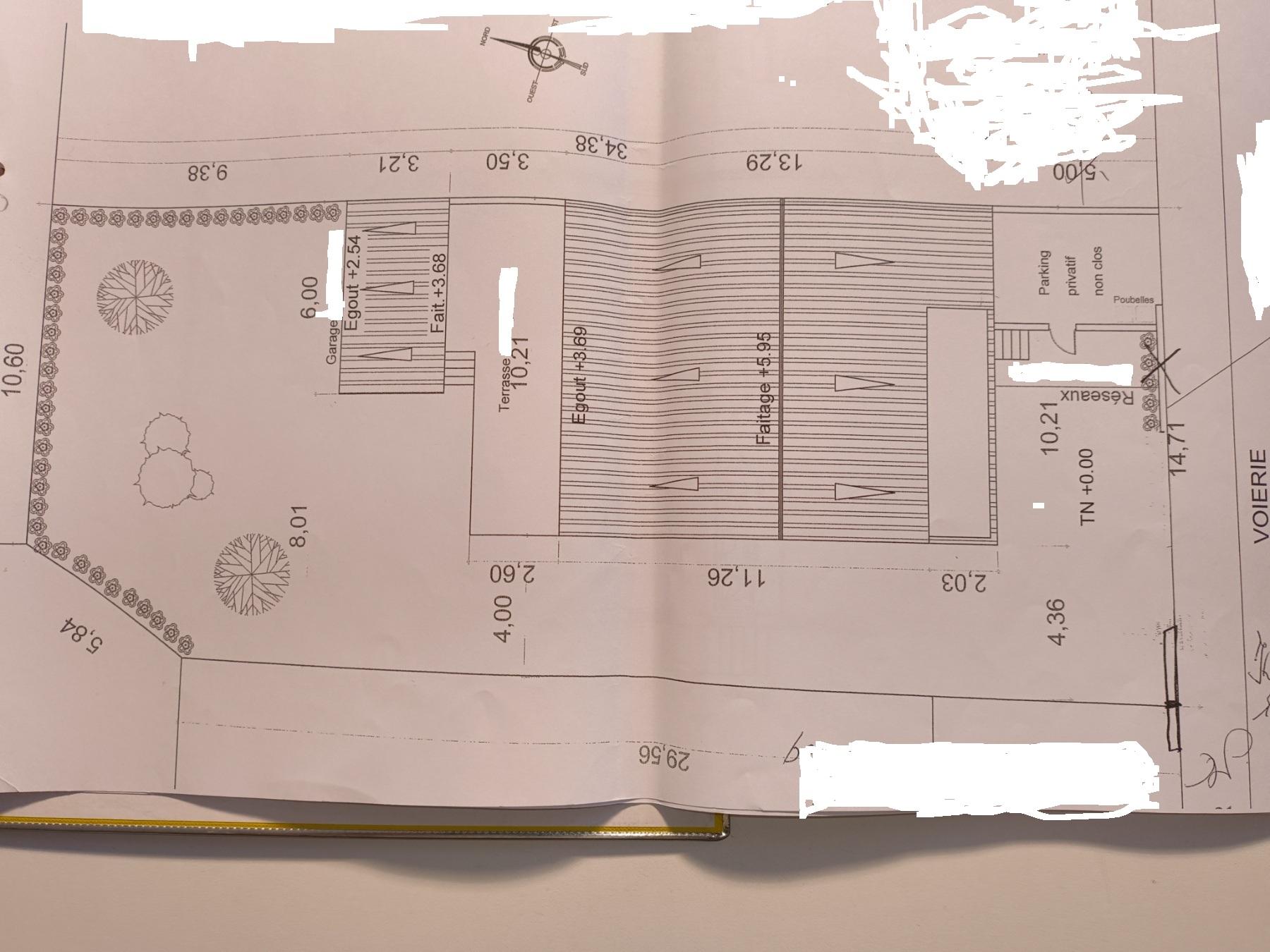 Grundstücksplan mit Gebäude, hintere Garage, hintere Terrasse und restlicher Gartenfläche