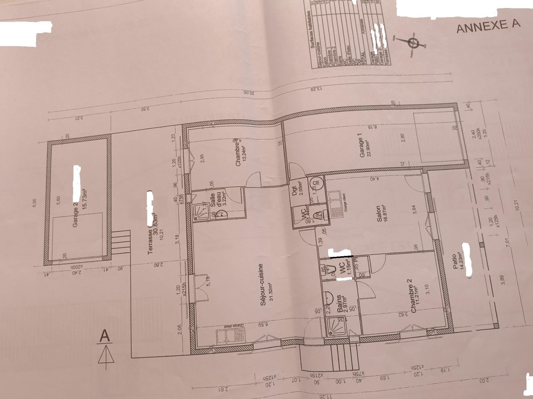 Gebäudeplan und Raumaufteilung mit großer vorderer Garage und vorderer Terrasse usw.