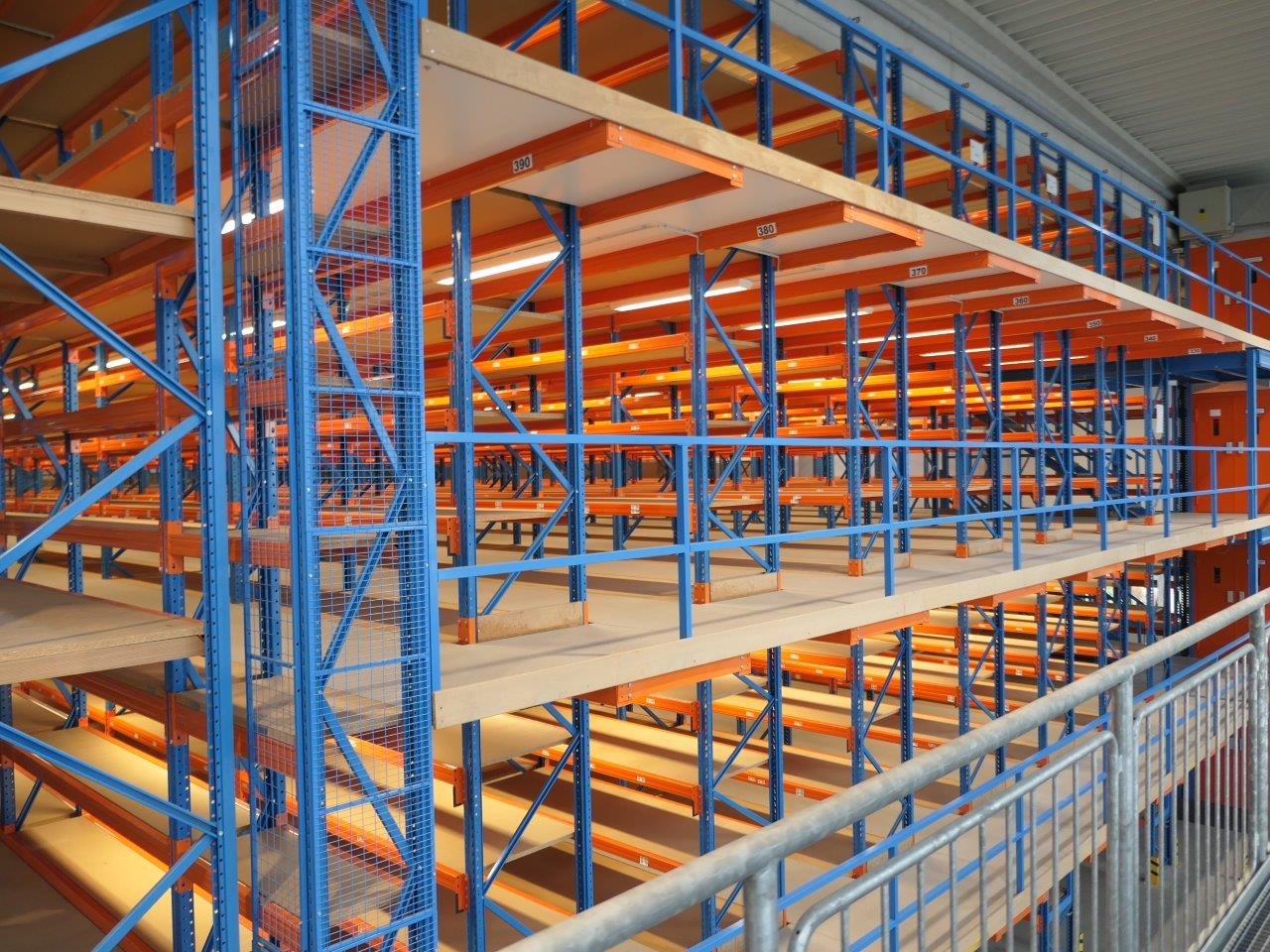 Picklager: 4 Etagen á 4 Fachböden