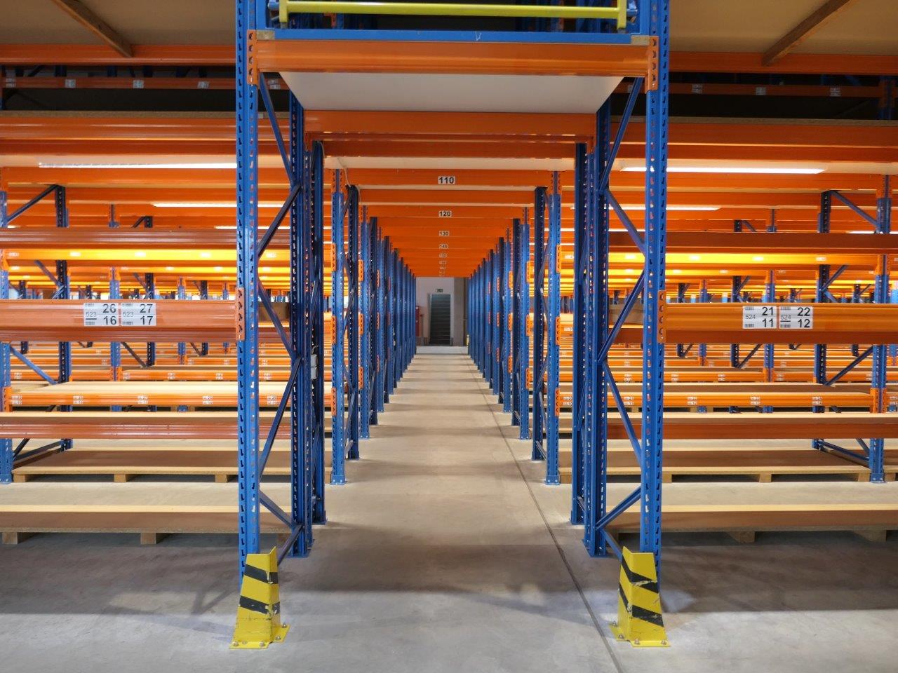 Picklager: 4 Etagen á 4 Fachböden