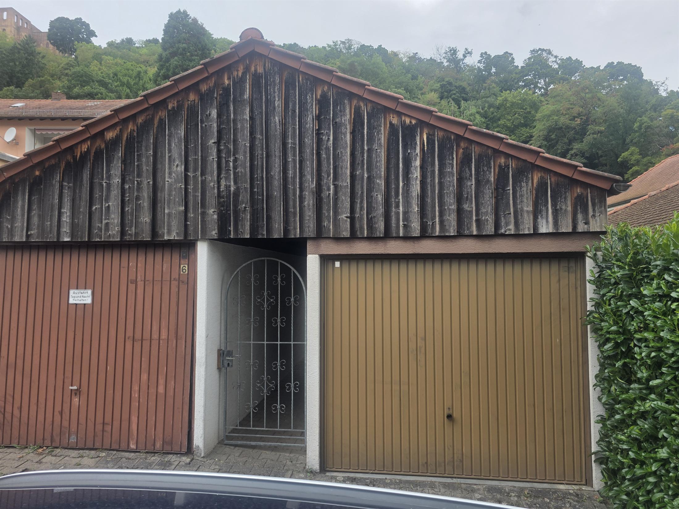 überdachte Garagen, Licht und links elektrischer Antrieb