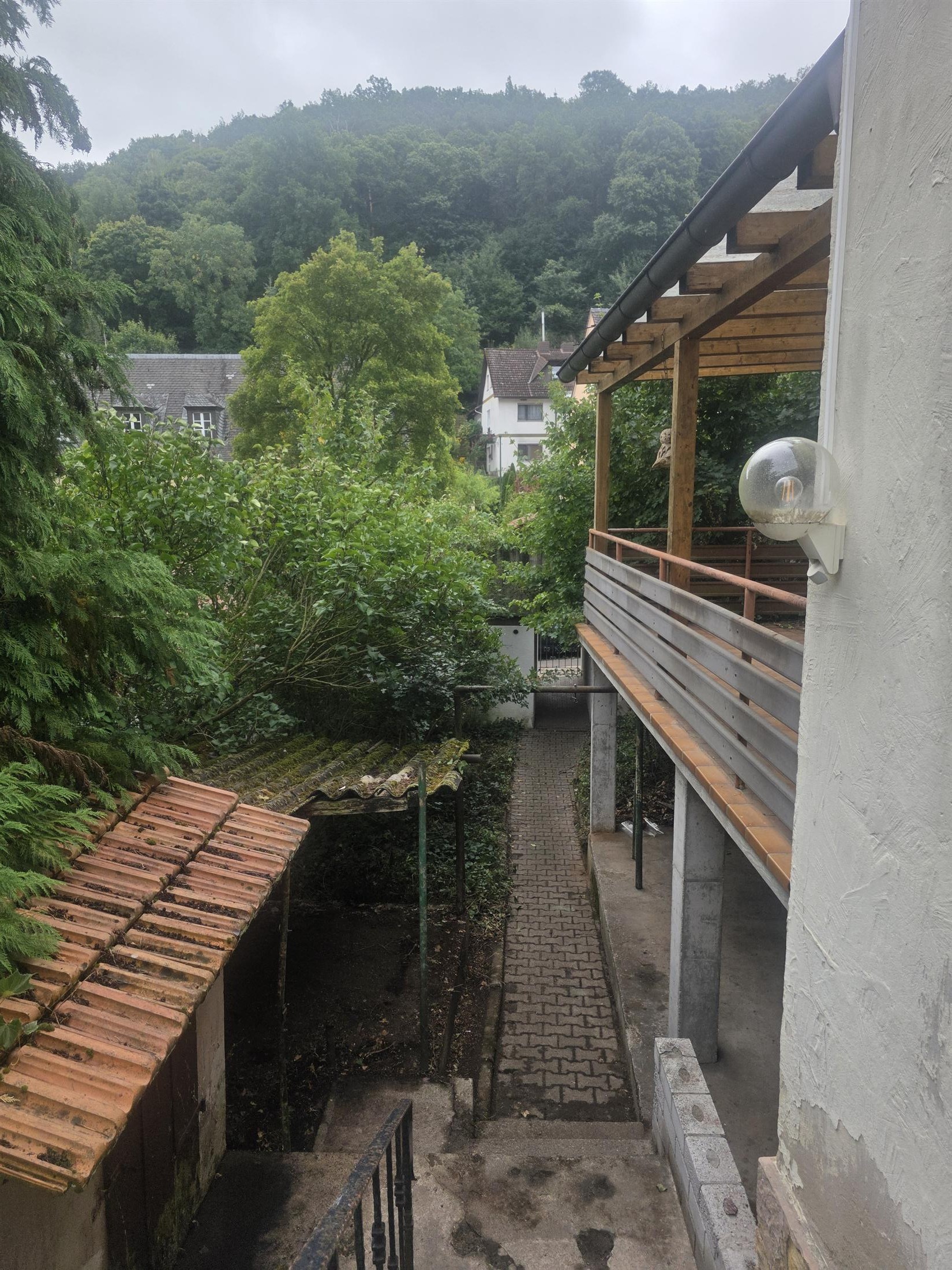 Blick auf Garagen und Hühnerstall