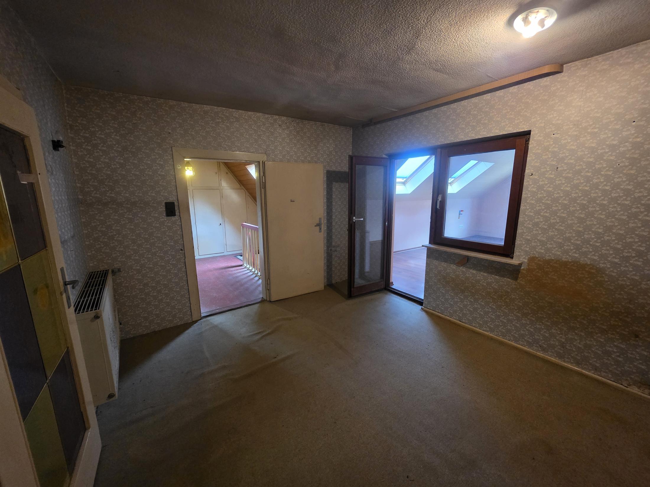 OG - Kind 1 mit Blick auf Flur/Treppe, rechts Kind 3, links Kind 2