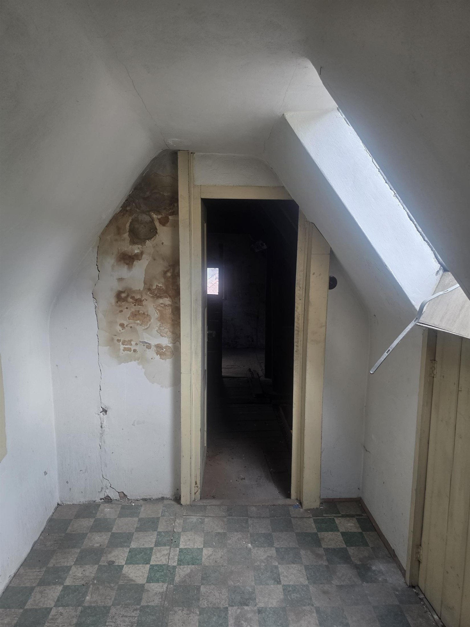 DG - kl Zimmer, Feuchtstelle Kamin, Blick auf Treppe und Dachspeicher