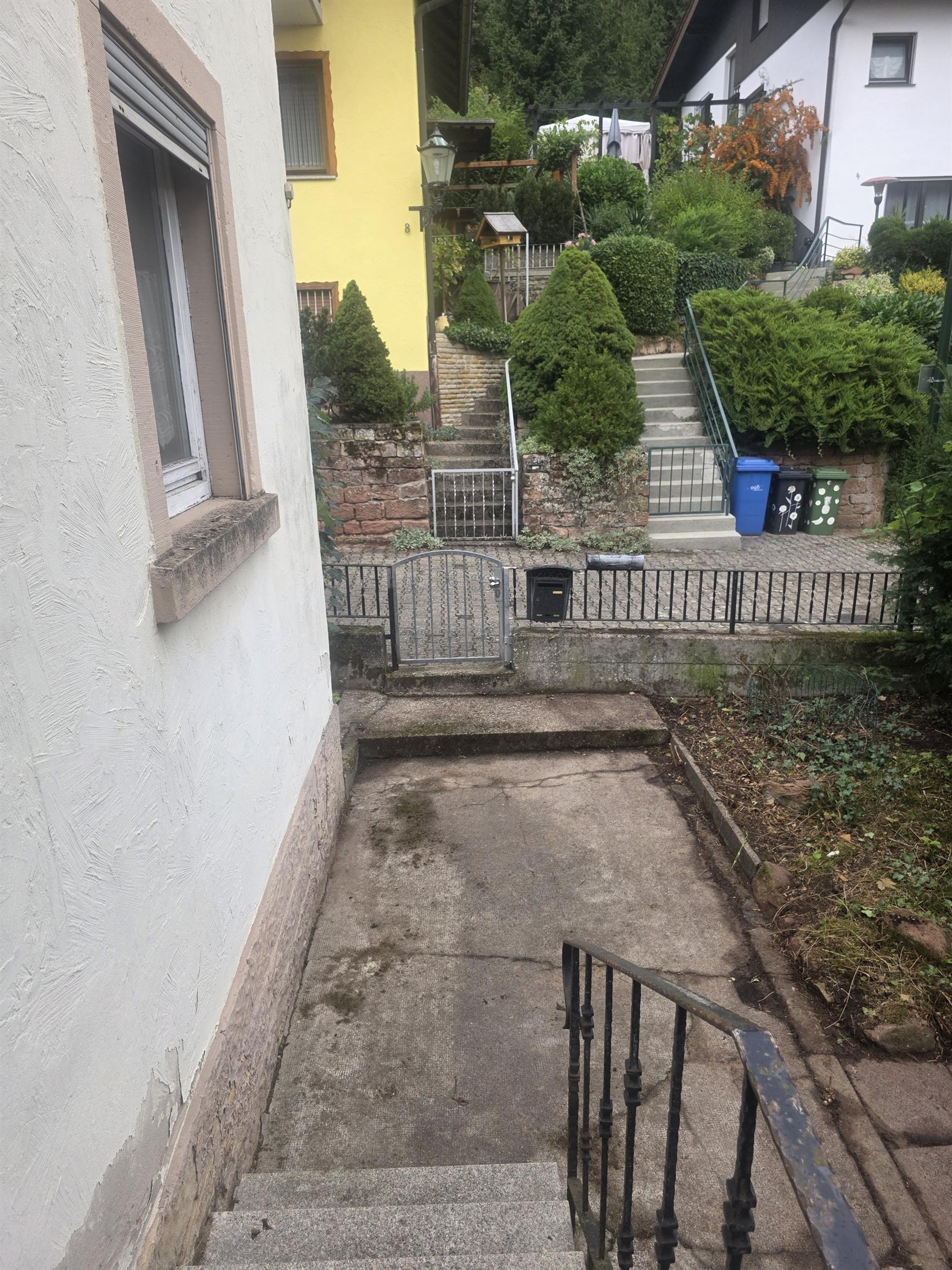 Blick hinterer Zugang, Gartenteil rechts kl. Gartenstreifen zw. Haus und Mauer