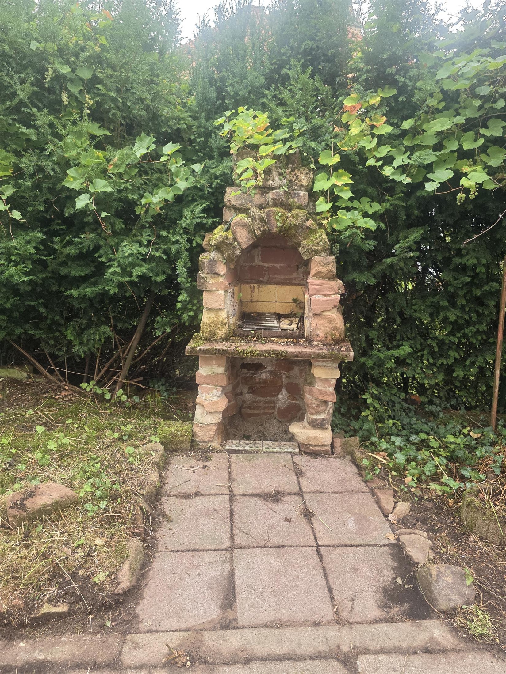 gemauerter Grill gegenüber Haustüre