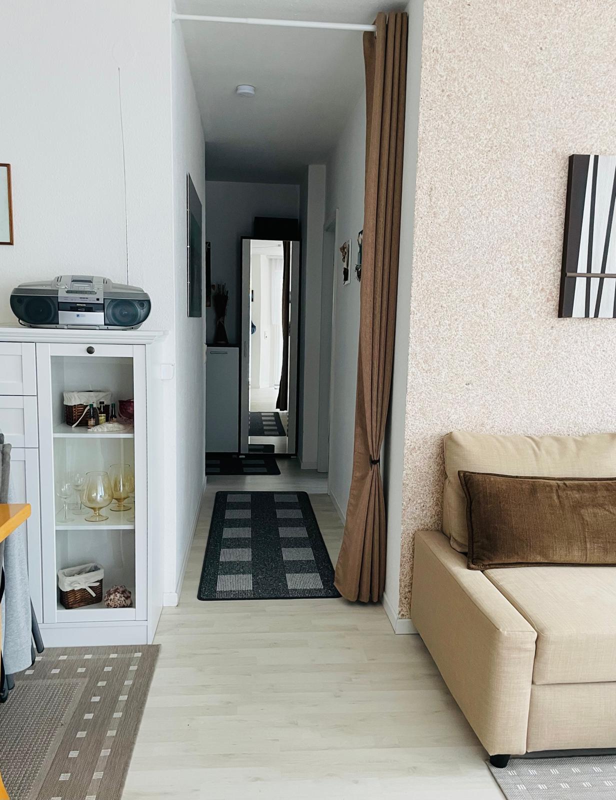 Blick Wohnbereich in Flur.jpg